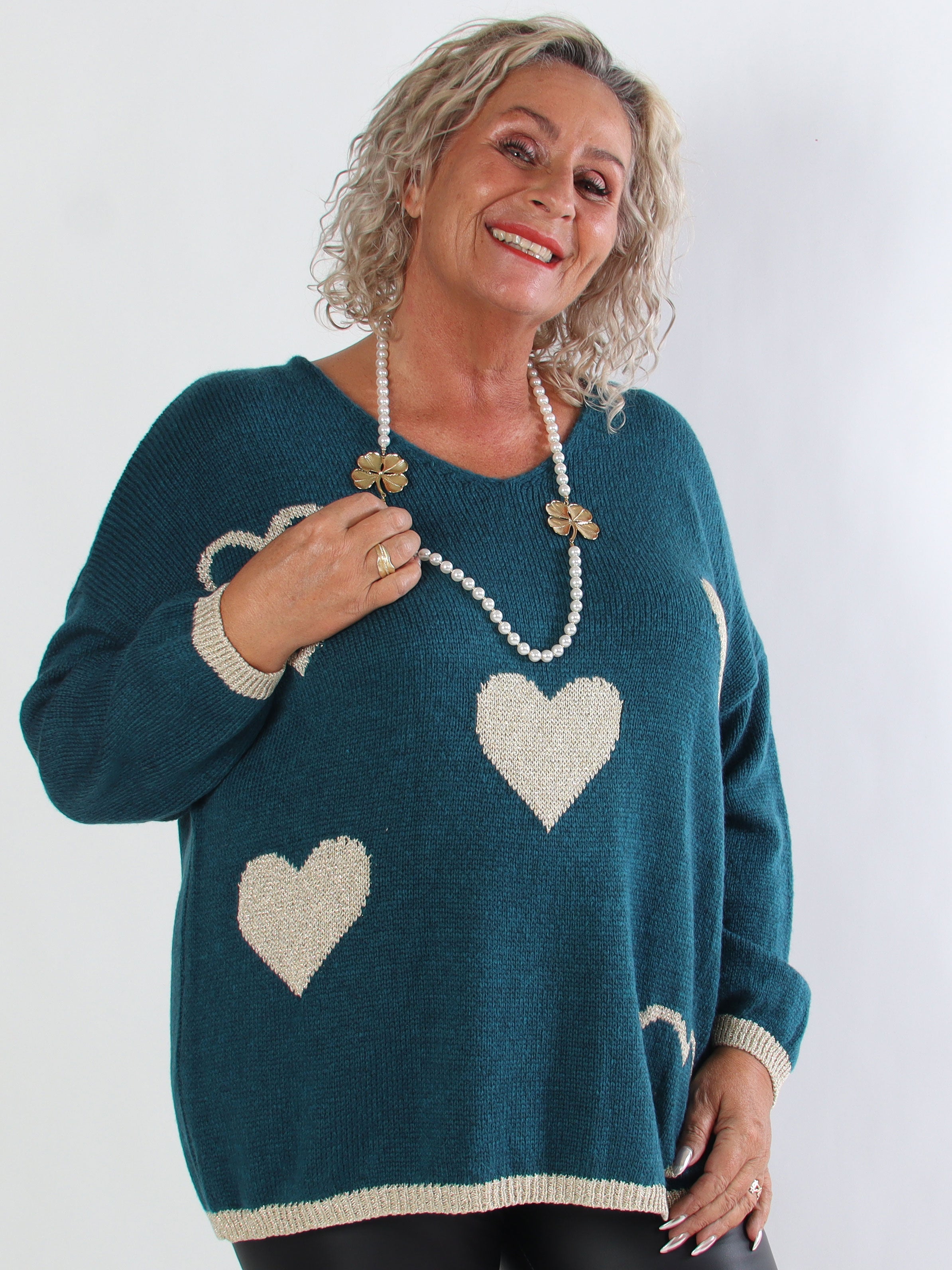 Lydia - Stickad plus size tröja med hjärtan i guldfärgad glittertråd