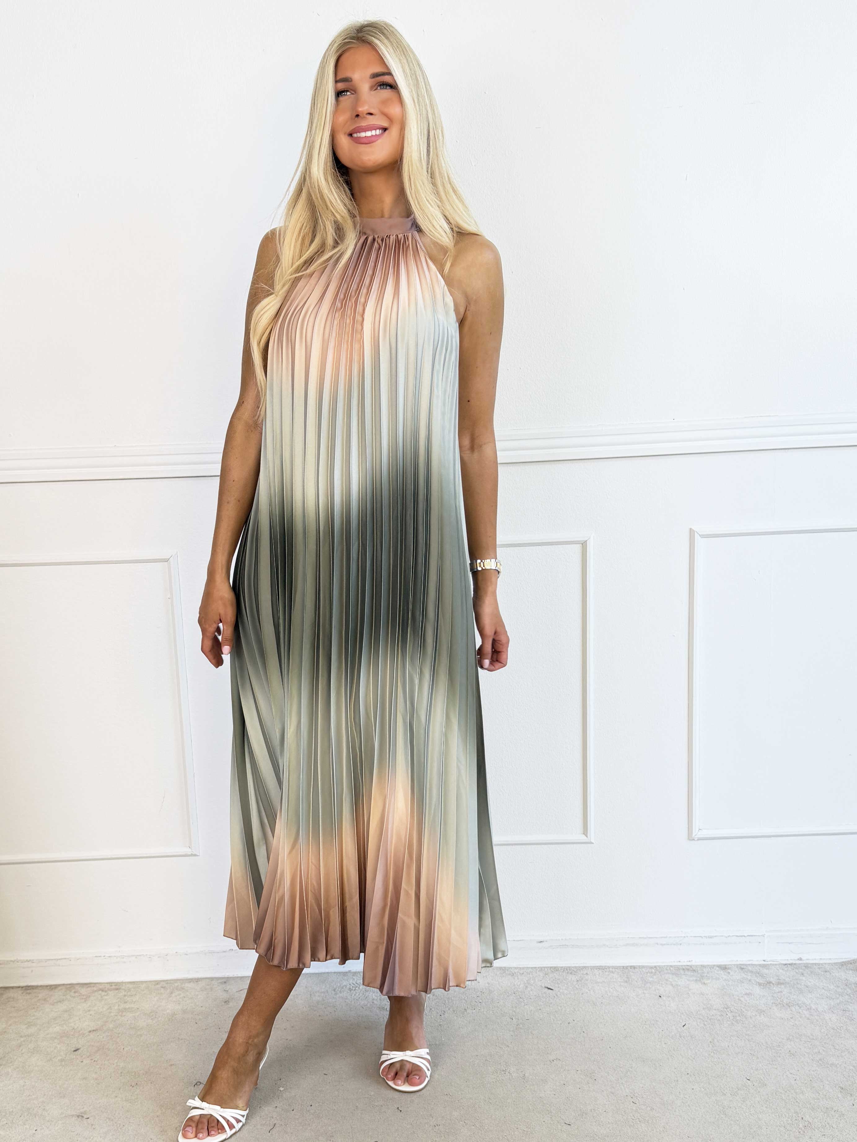 Madison Batik - Elegant lang plisseret kjole med smukt batikmønster og en fin sløjfedetalje