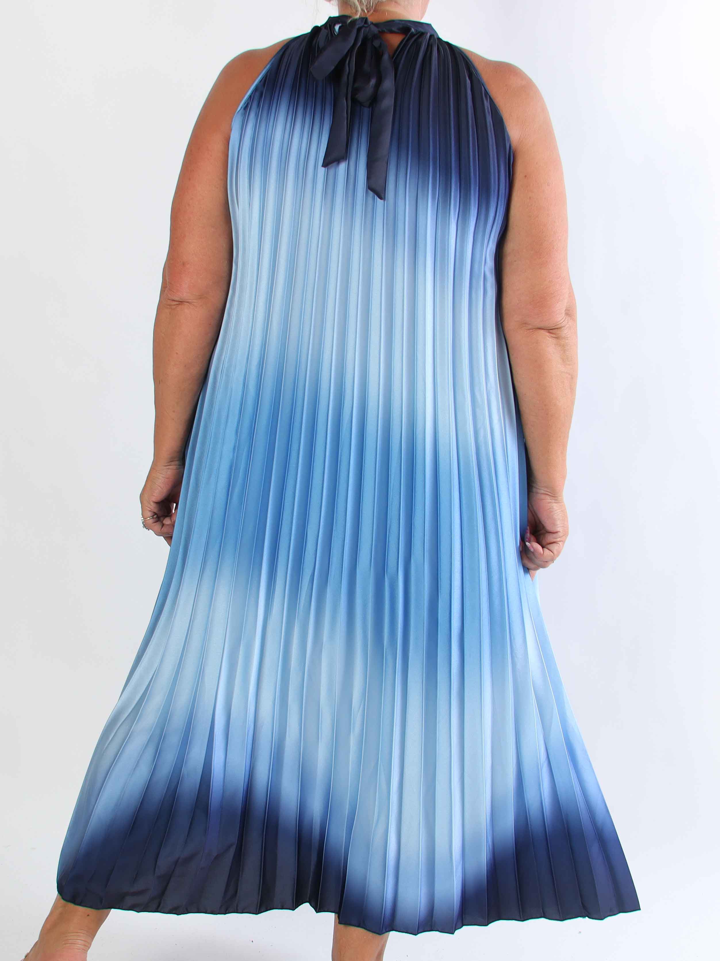 Madison Batik - Lang plus size plisseret kjole med batikmønster og en fin sløjfedetalje