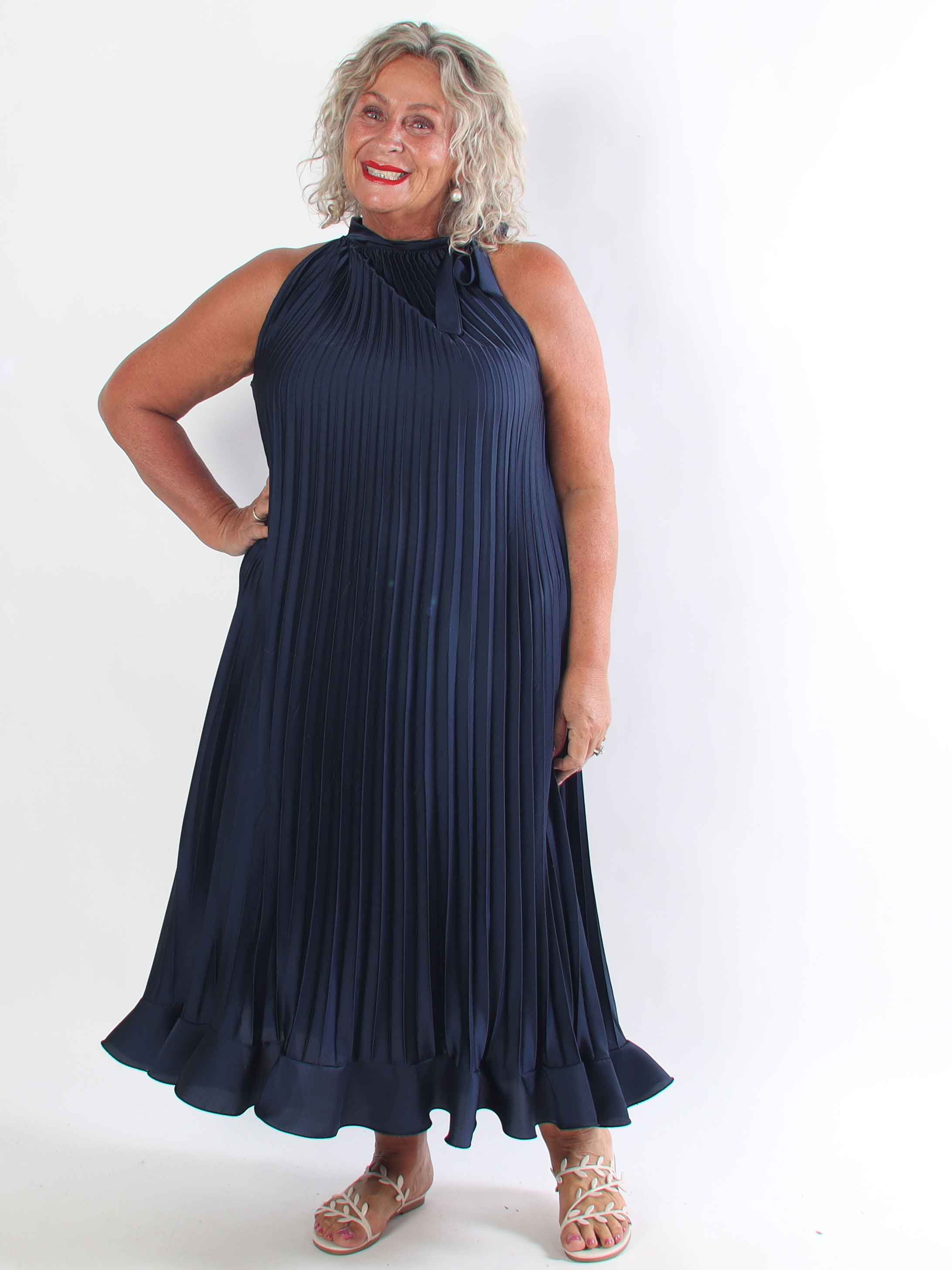 Madison - Lang plisseret plus size kjole med flæsekant forneden og sløjfe i halsen