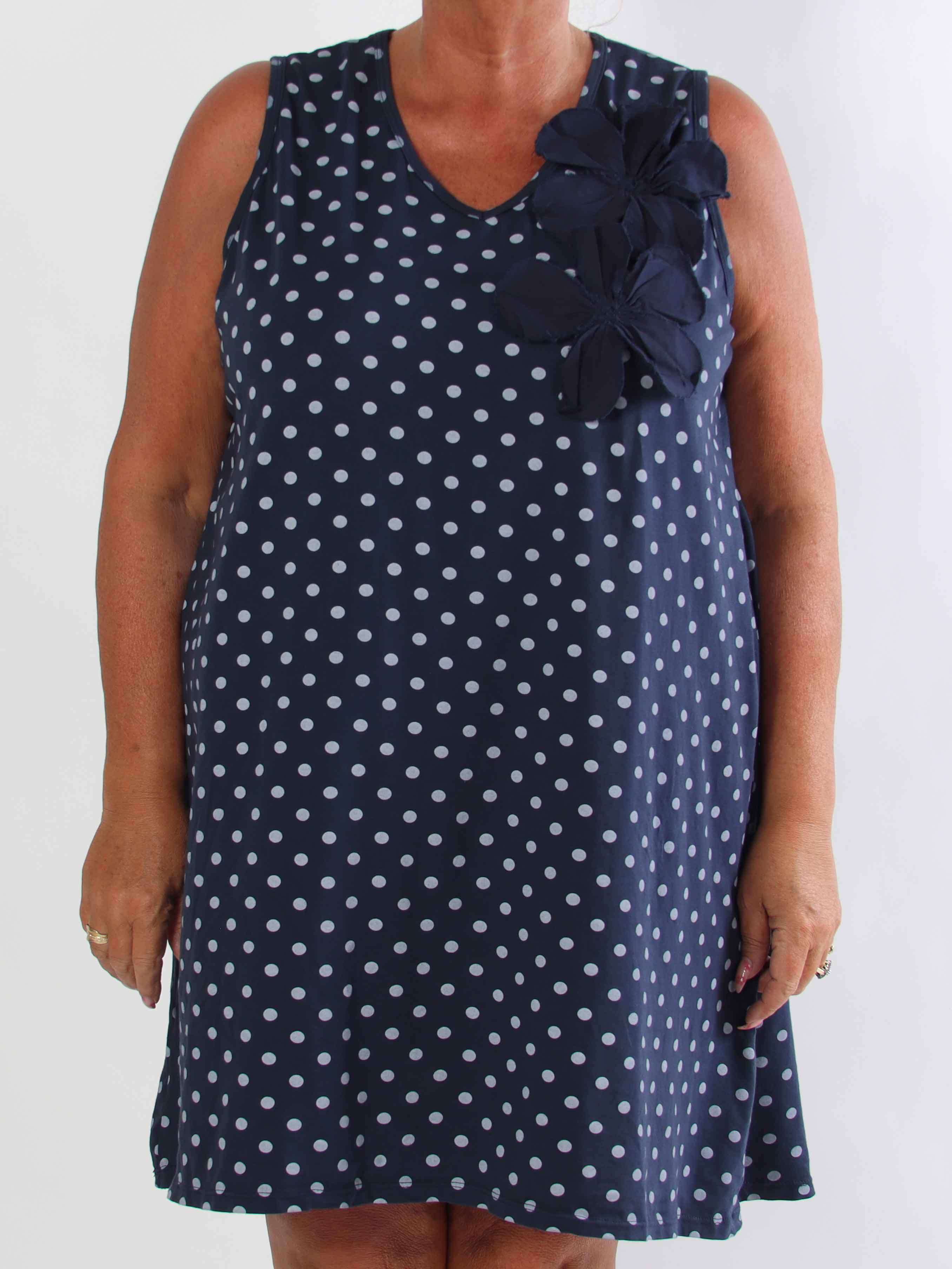 Maida - Plus size kjole i bomuld med prikker og fine blomster ved brystet