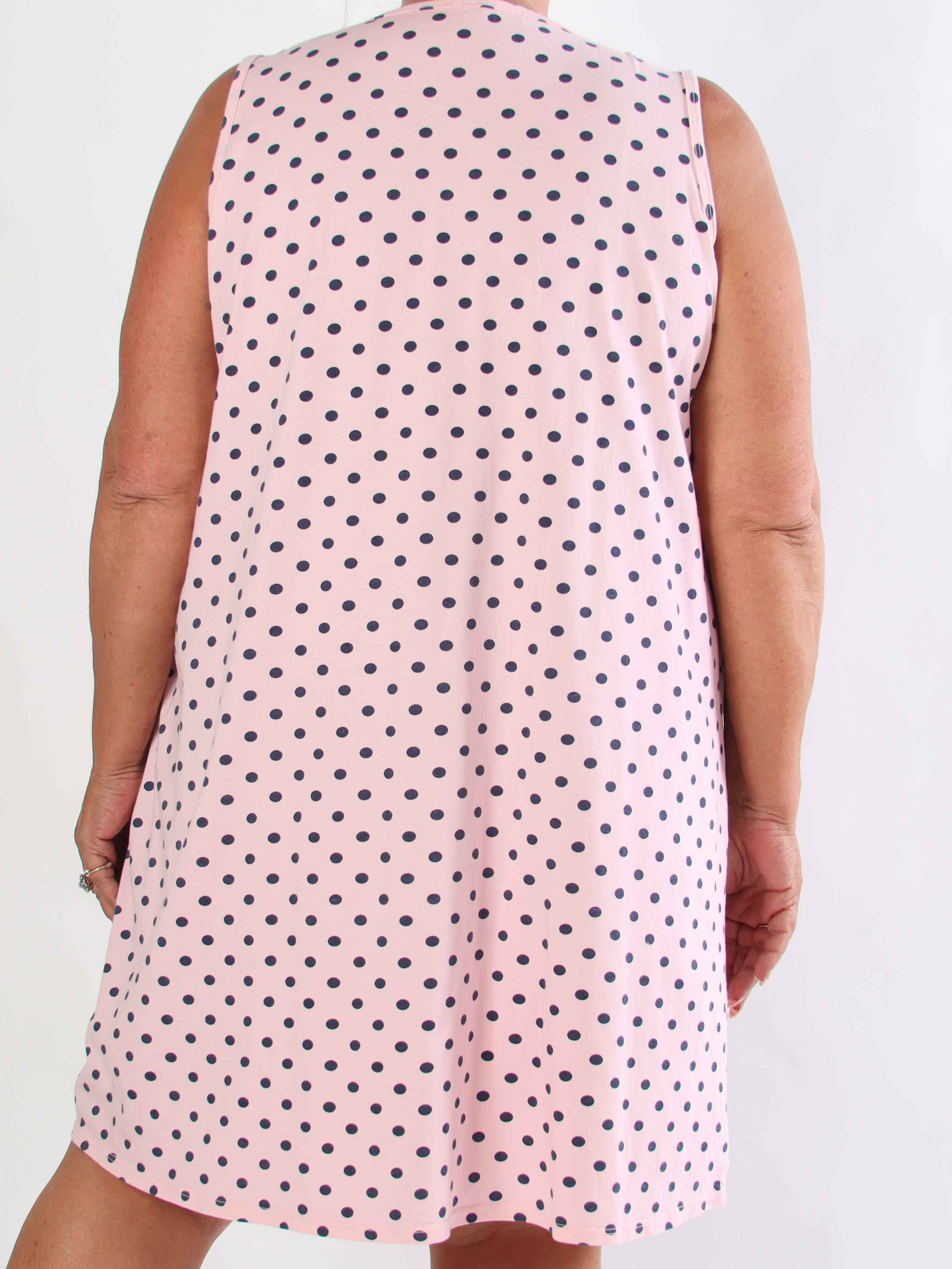 Maida - Plus size kjole i bomuld med prikker og fine blomster ved brystet