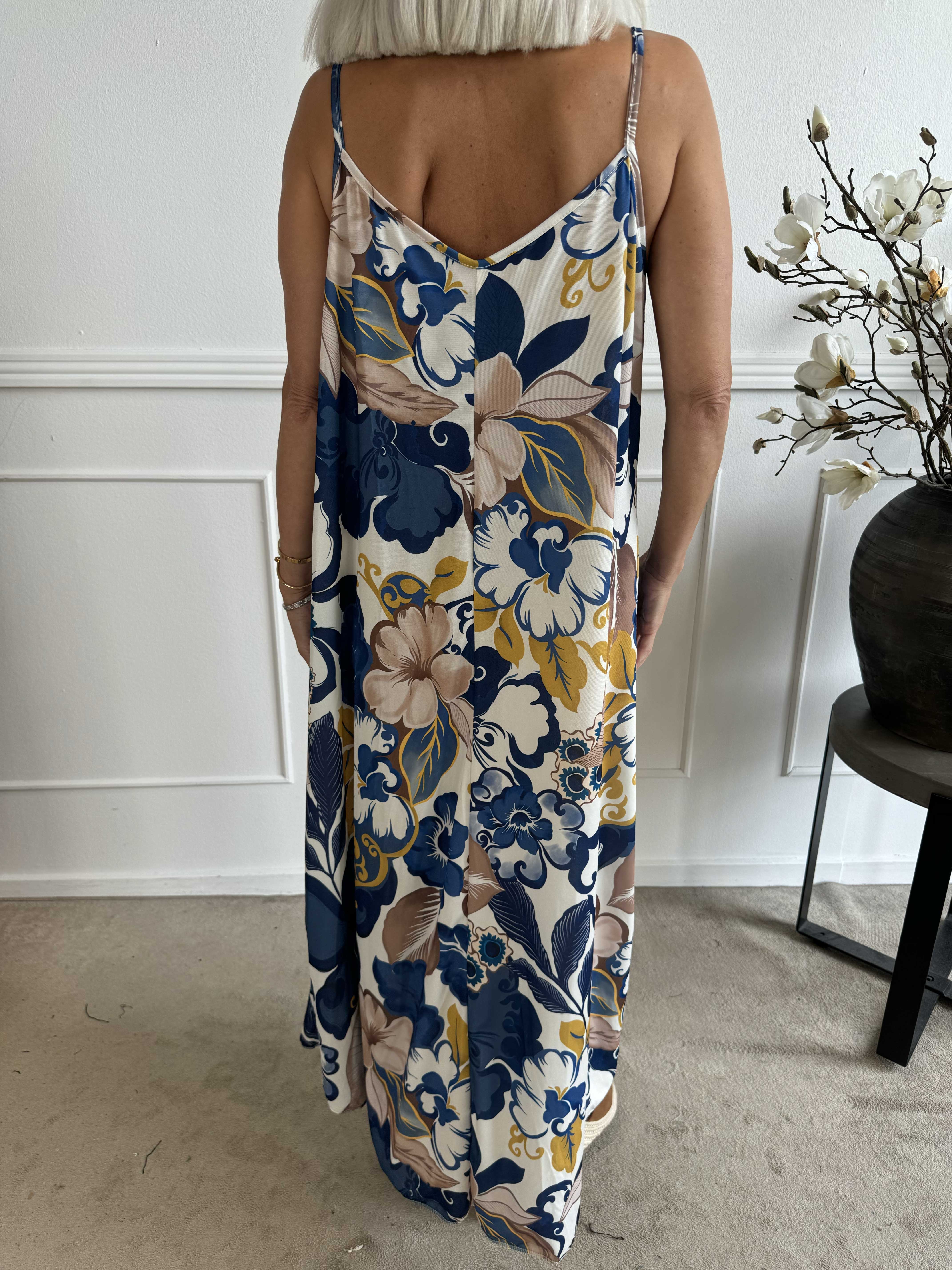 Maija - Axelbandsklänning i elastiskt tyg med blommor