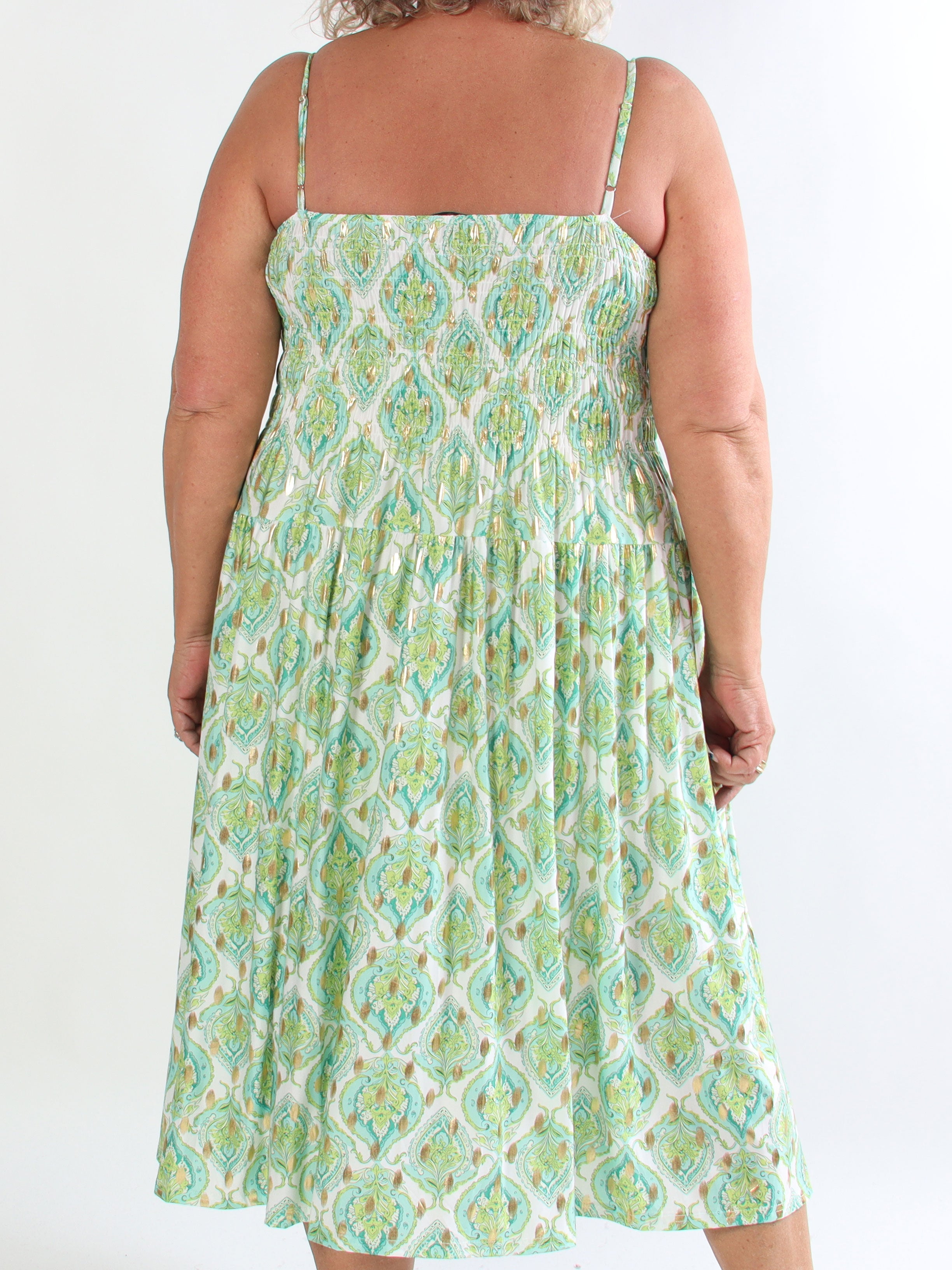 Maira Oasis - Plus size stropkjole med guld dutter og smock henover brystet