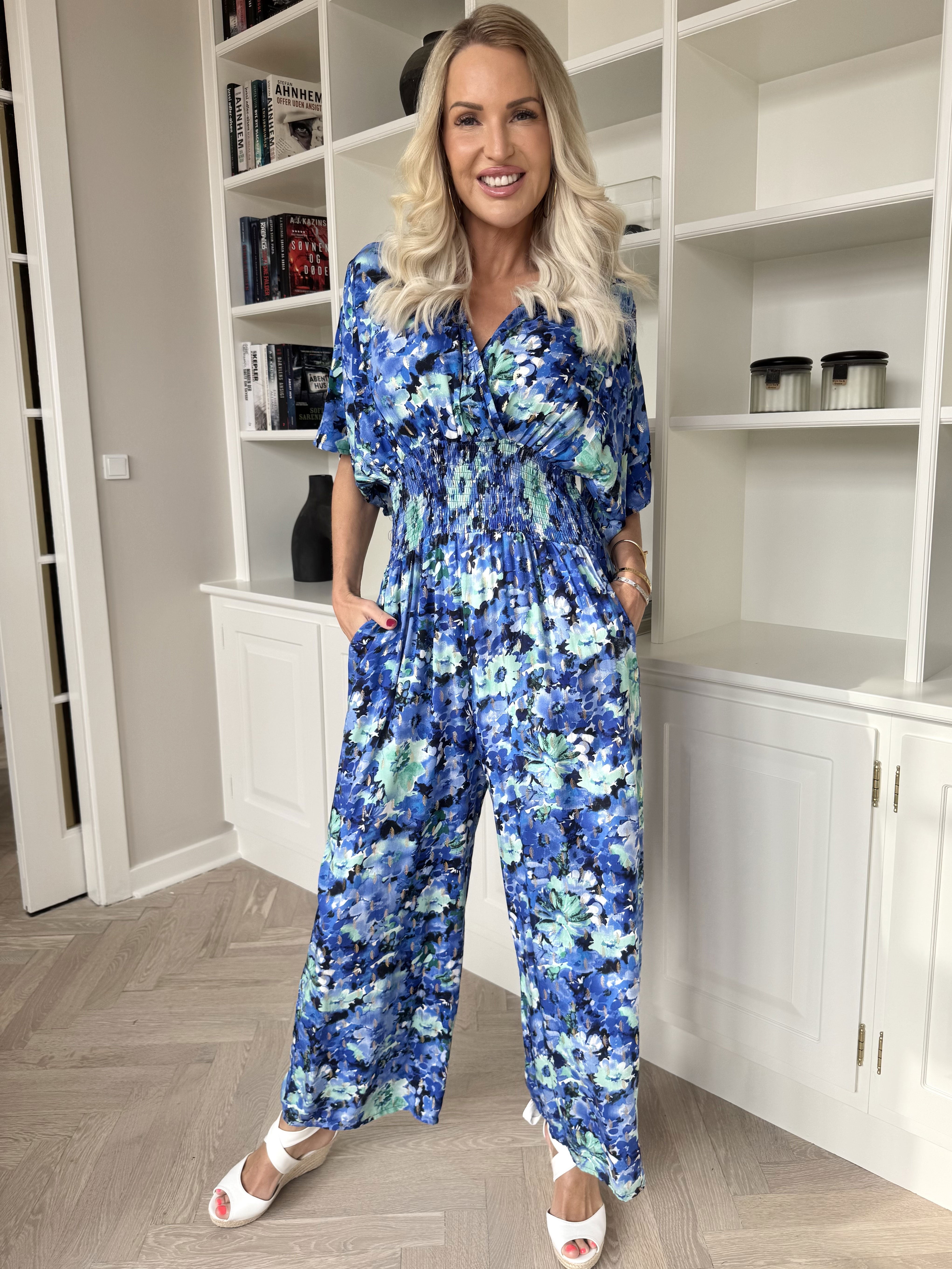 Malaika - Byxdress med blommigt tryck och gulddetaljer