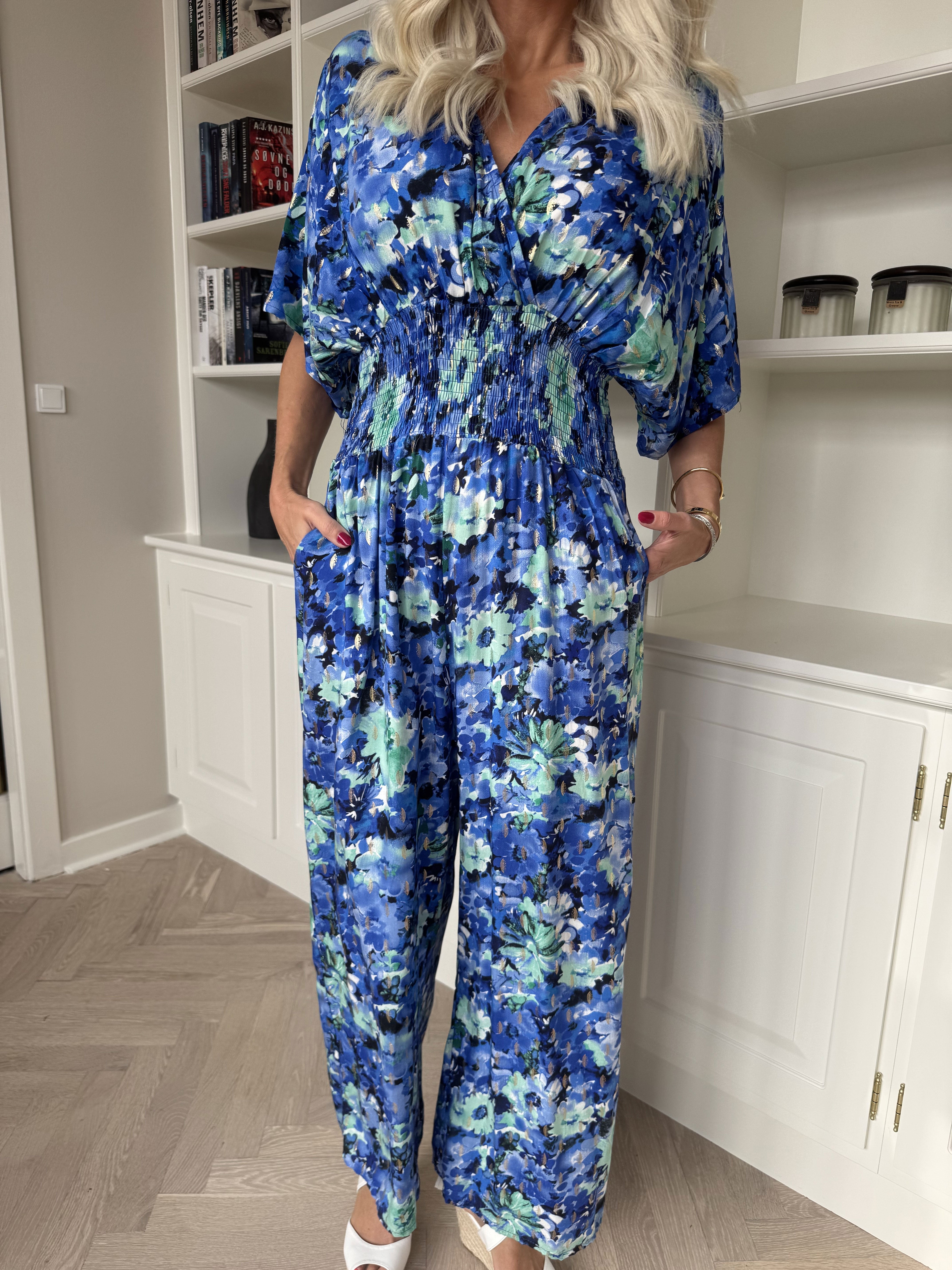 Malaika - Byxdress med blommigt tryck och gulddetaljer