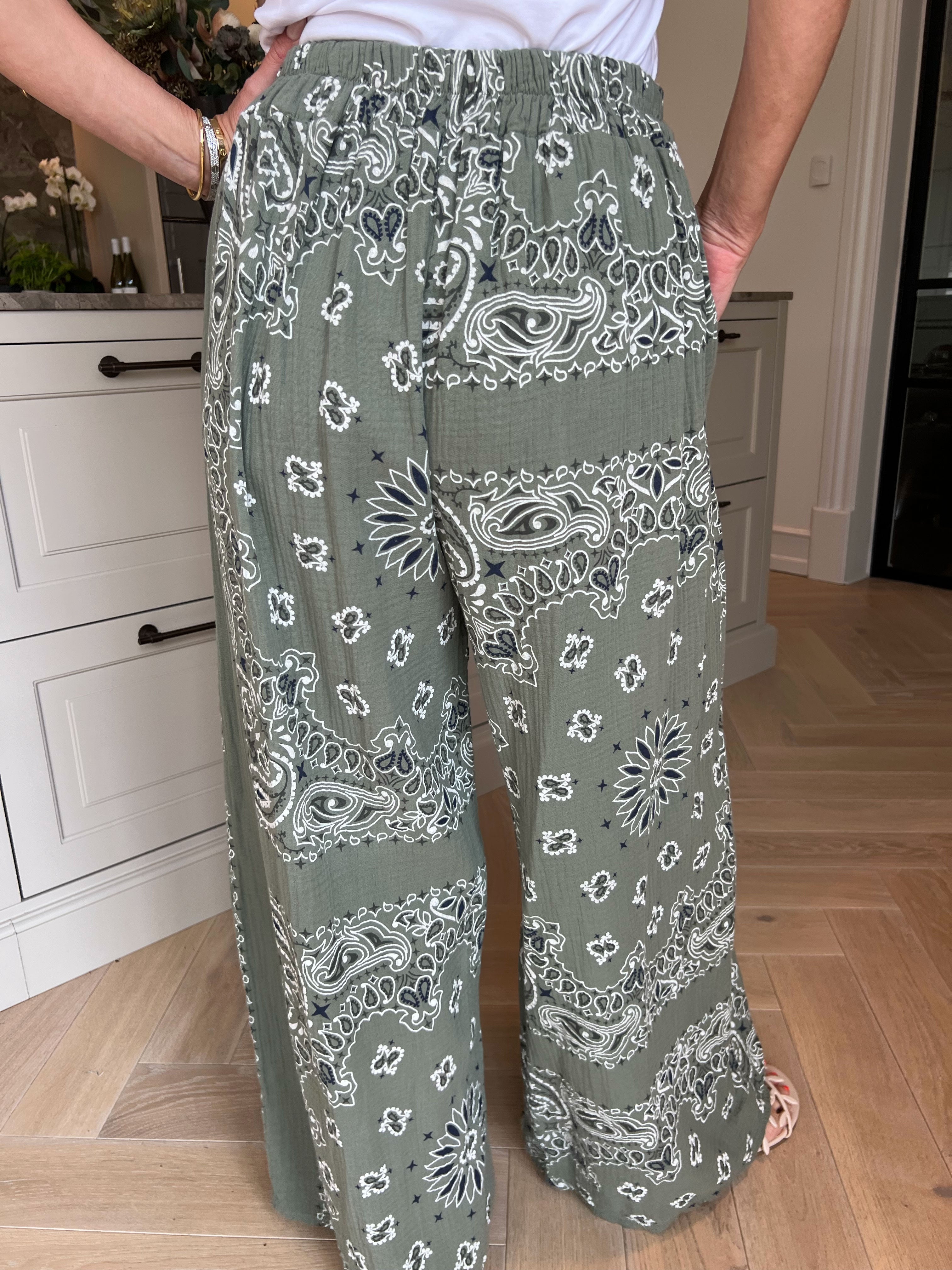 Malina - Bløde musselinbukser i bomuld med elegant paisley mønster