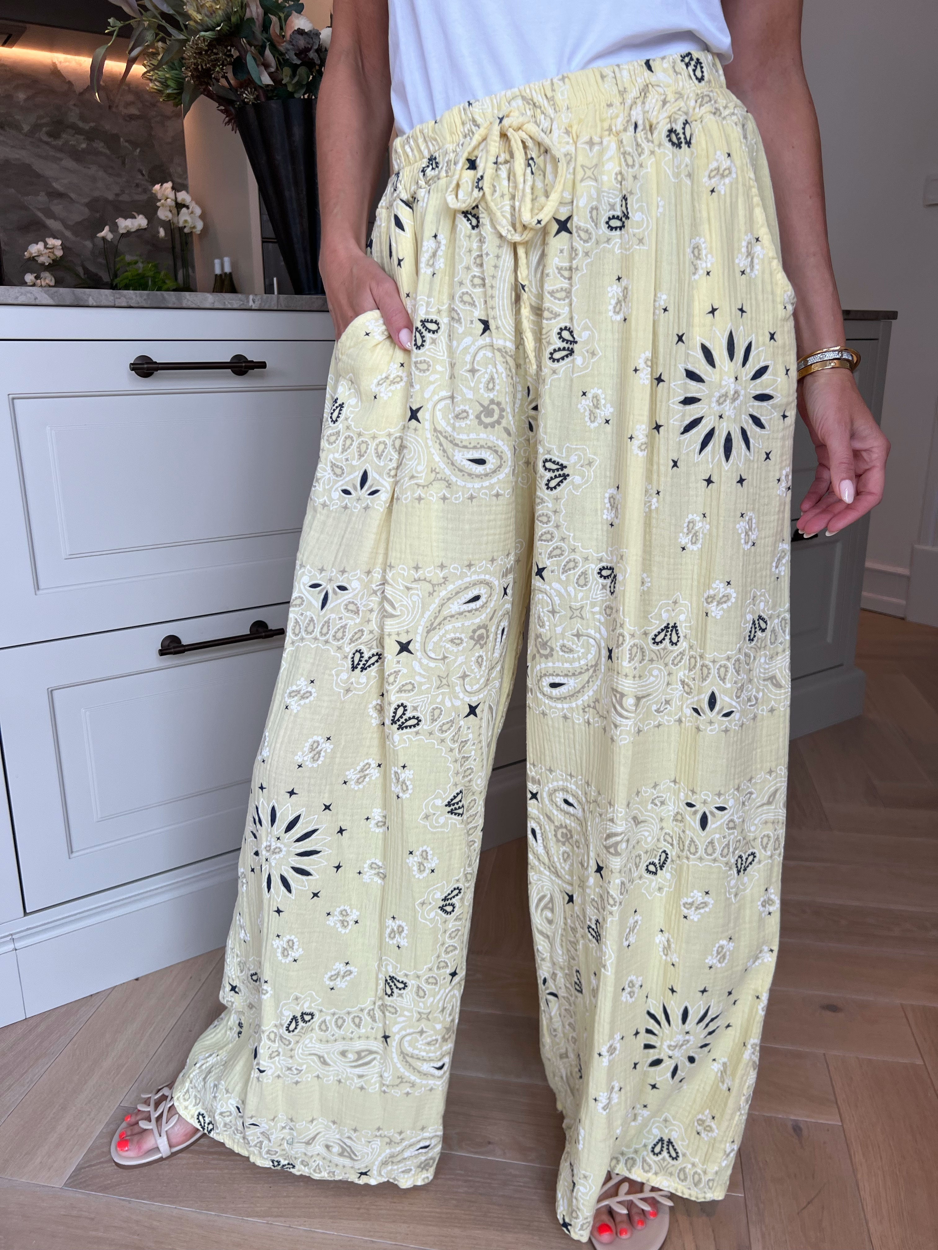 Malina - Bløde musselinbukser i bomuld med elegant paisley mønster