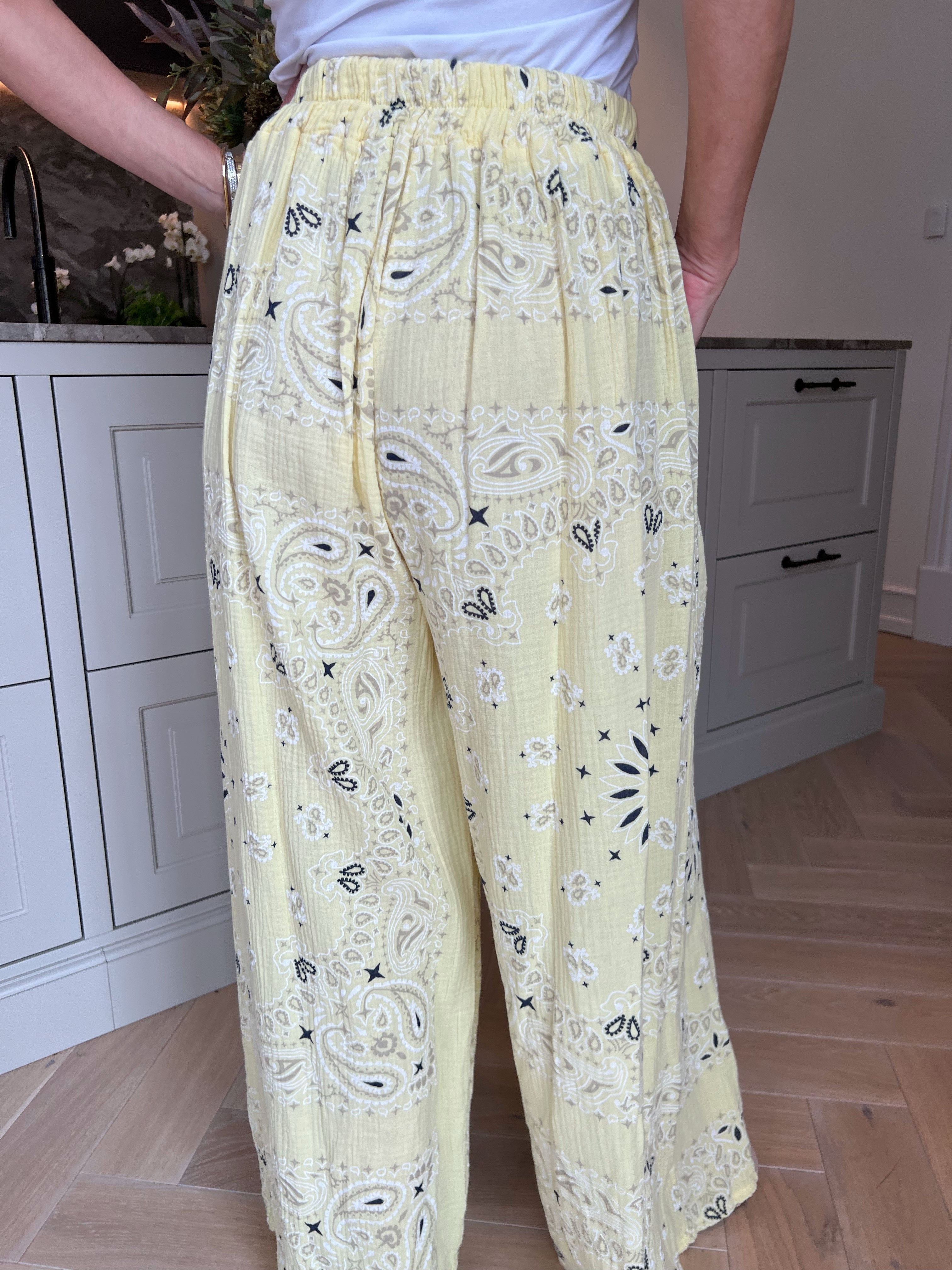 Malina - Bløde musselinbukser i bomuld med elegant paisley mønster