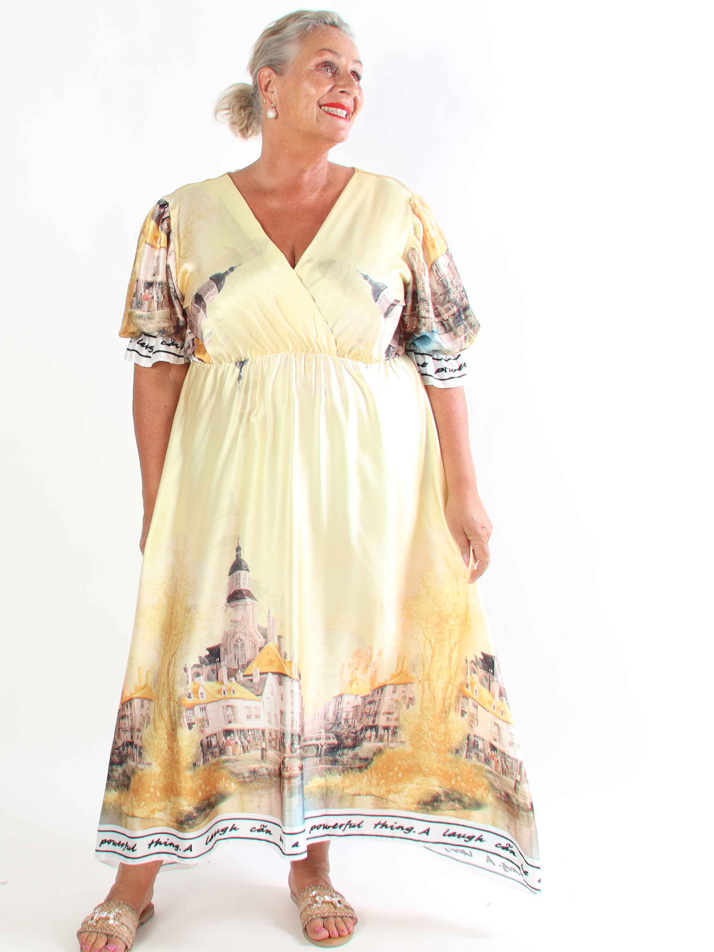 Manuela - Plus size kjole med bylandskabsmotiv på ærmerne og langs kanten forneden