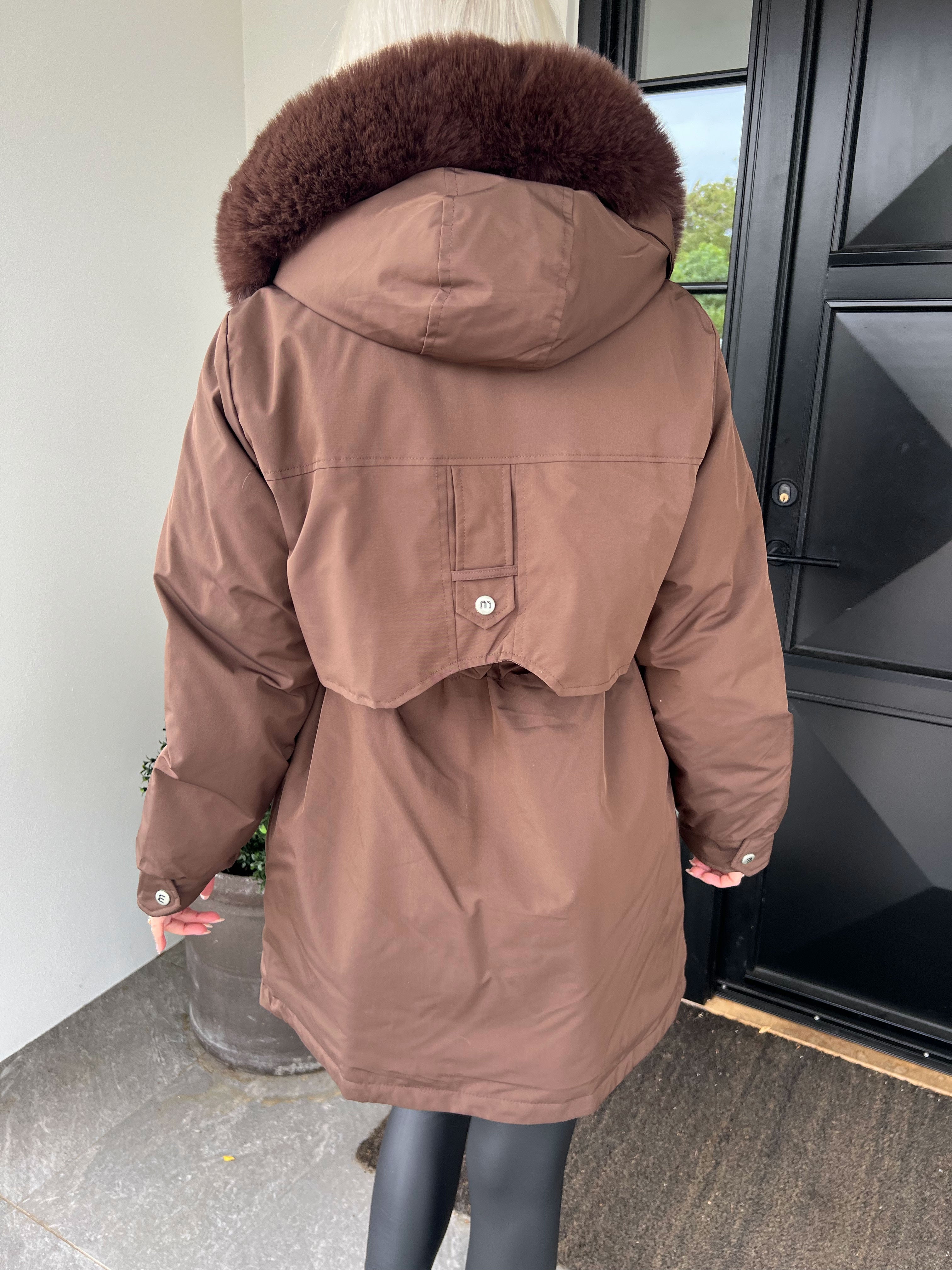 Maple – Varm dunjacka med huva och fuskpäls