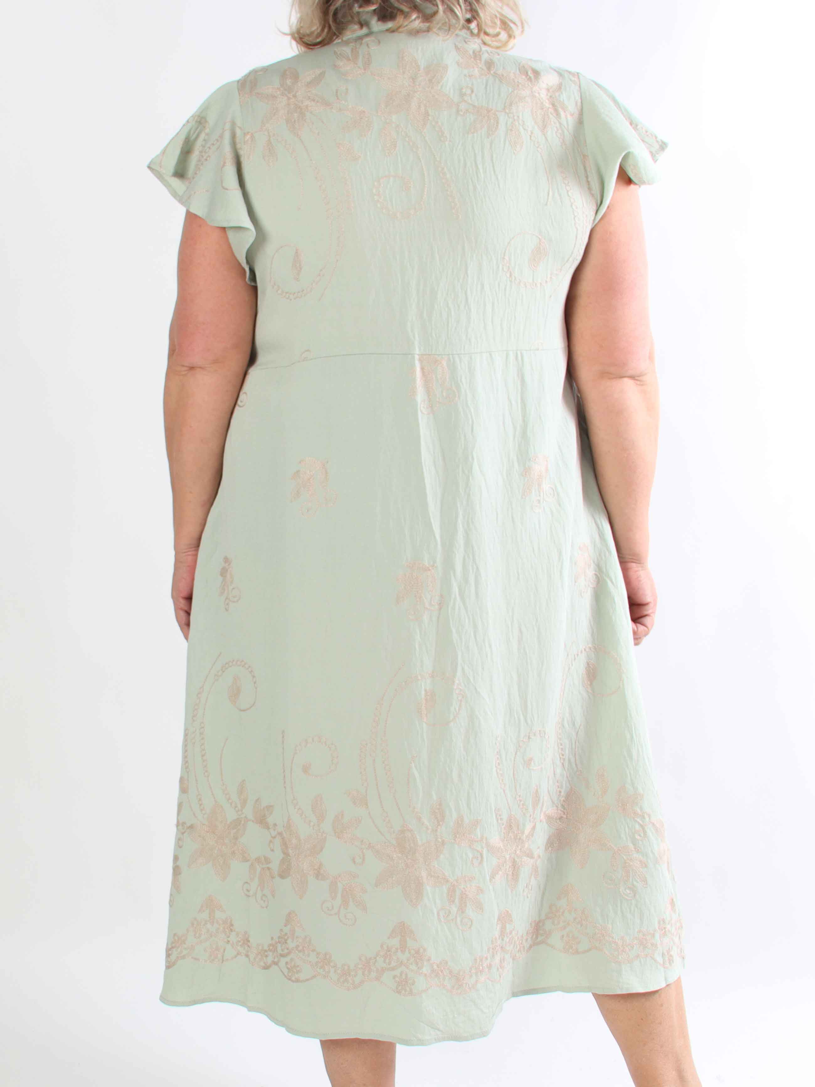 Marianne - Skjortklänning i viskos med broderade detaljer och volangärmar.