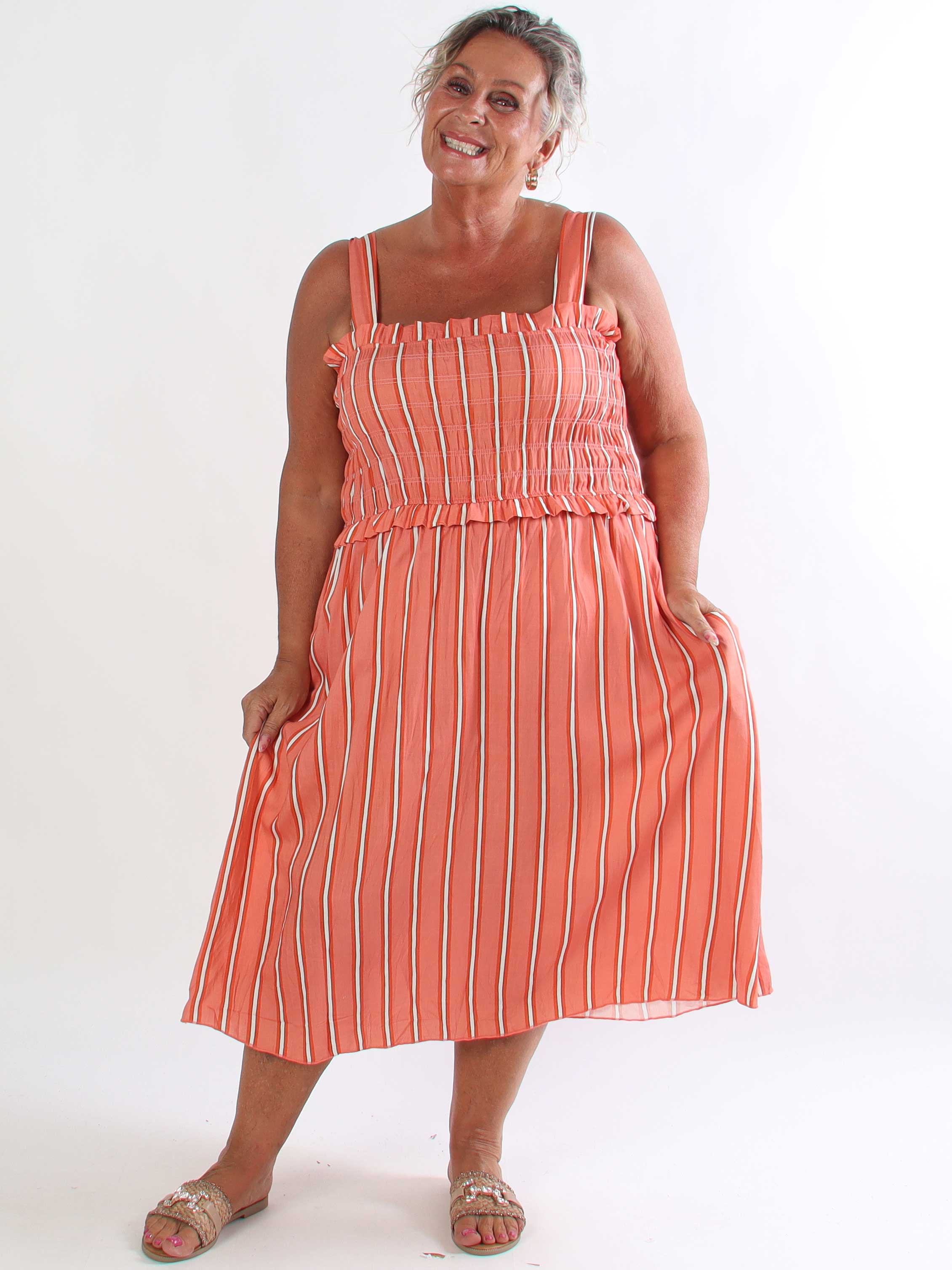 Marisol Stripe - Randig plus size sommarklänning i viskos med smock över bröstet
