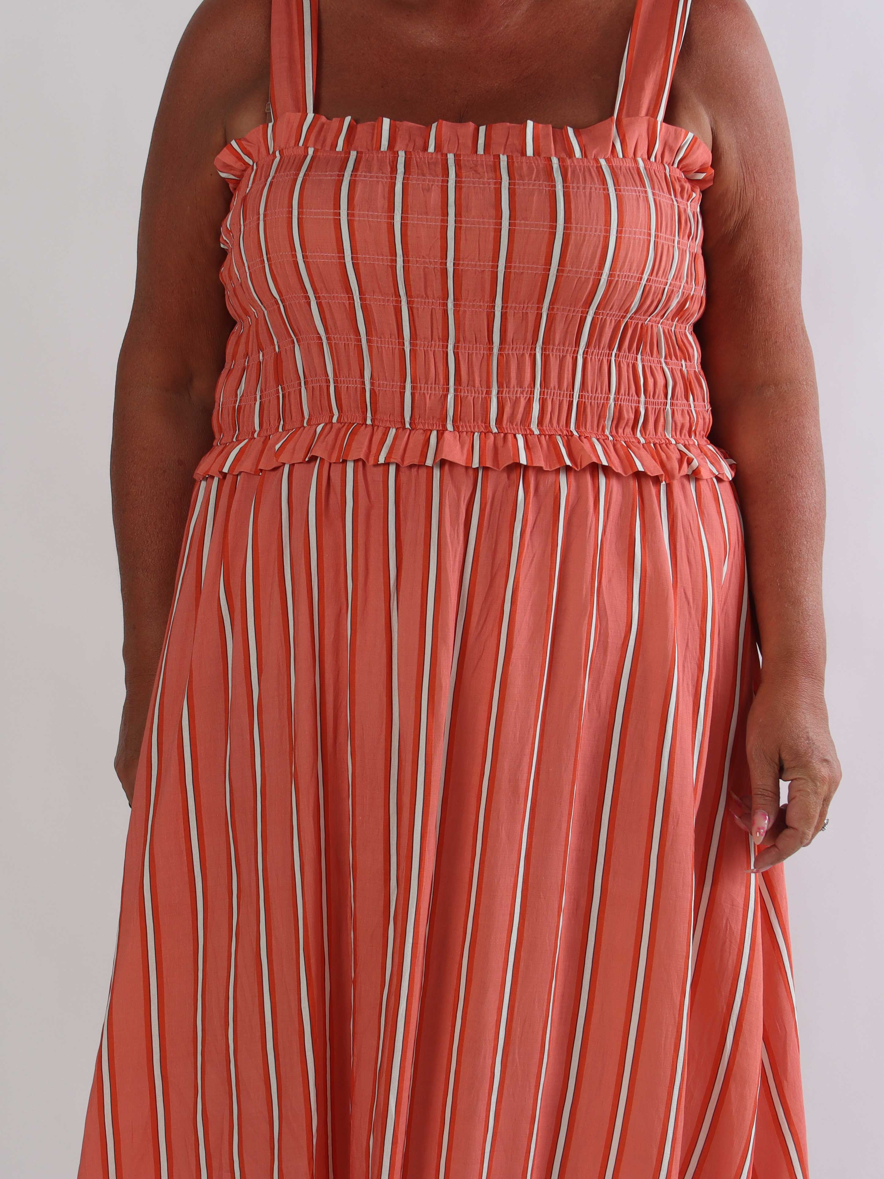Marisol Stripe - Randig plus size sommarklänning i viskos med smock över bröstet