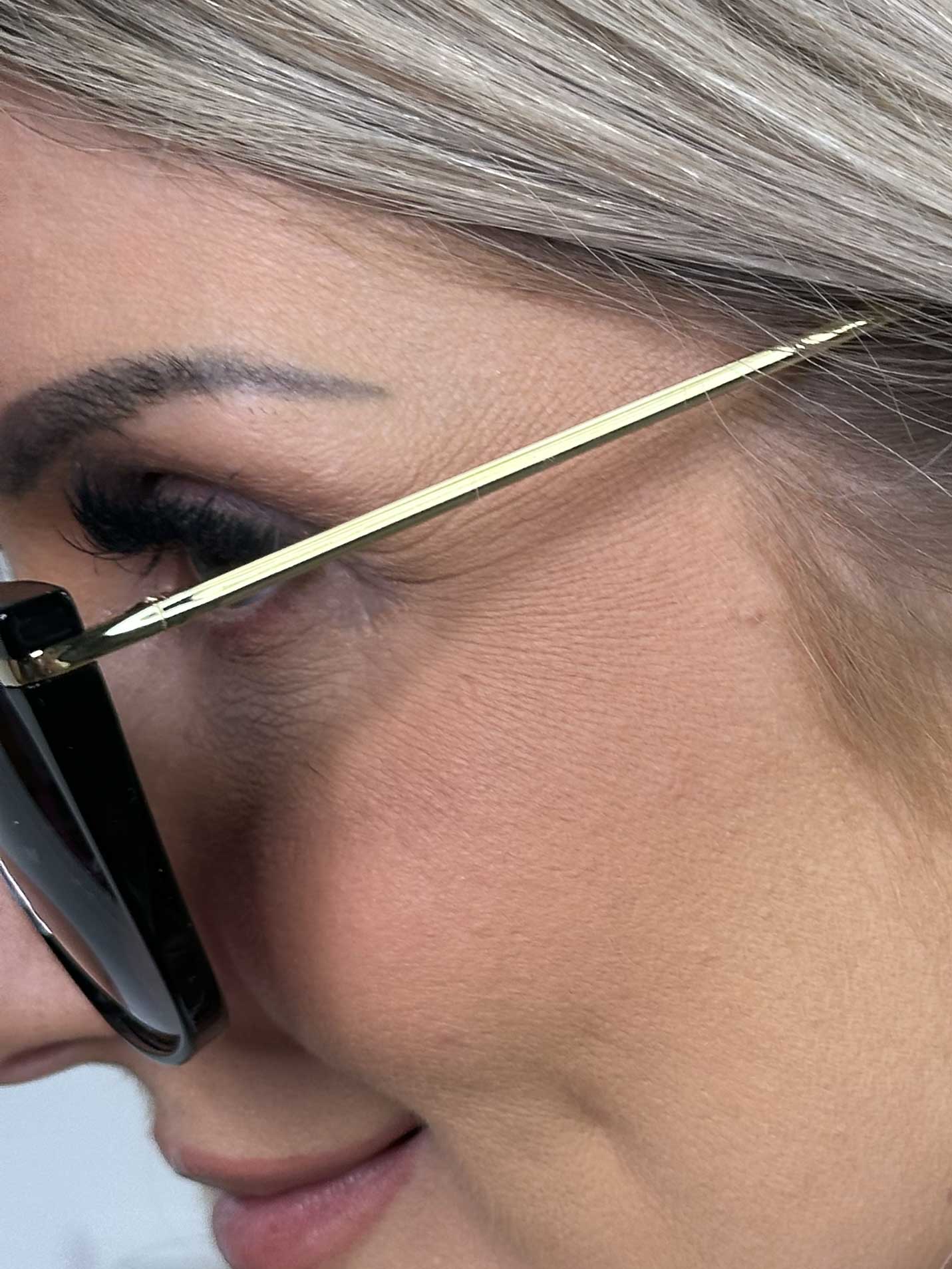 Megan - Svarta cat eye-solglasögon med guldbåge