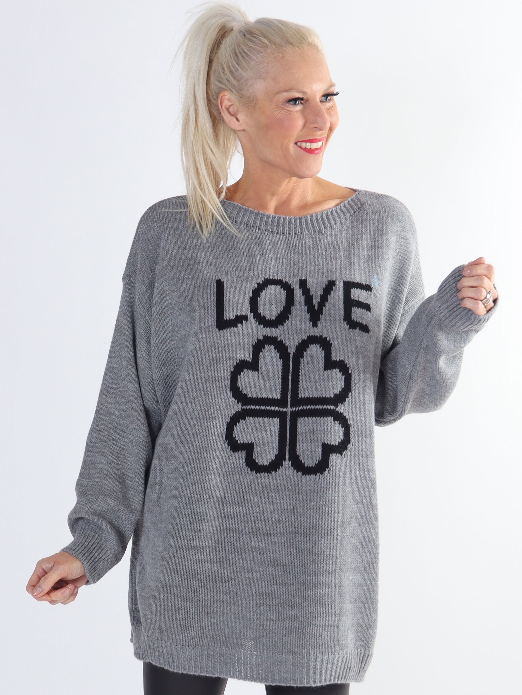 Mia - Stickad blus med fyrklöver i plus size-modell