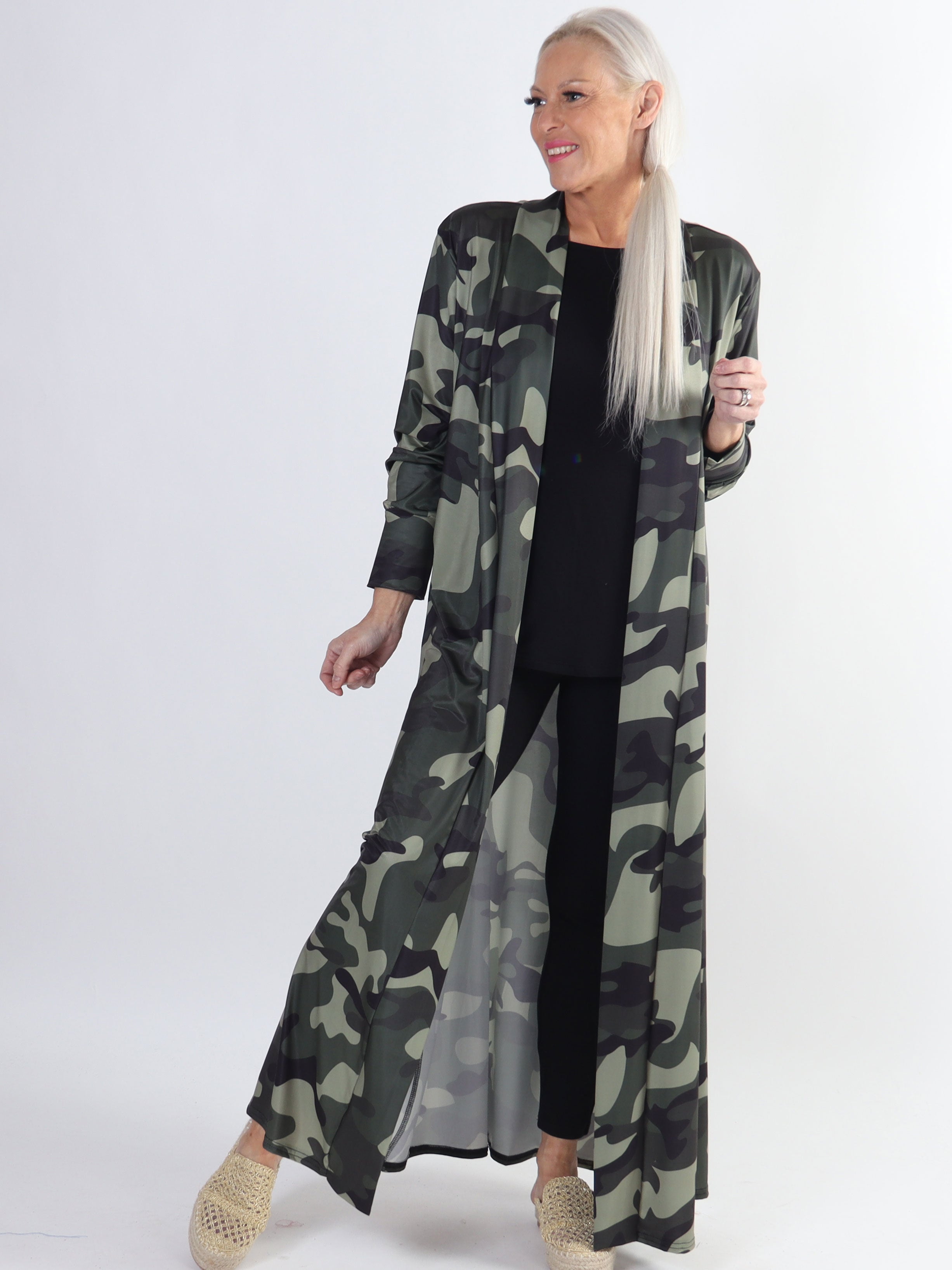 Mikkala Camo - Elastisk plus size kofta med tryck