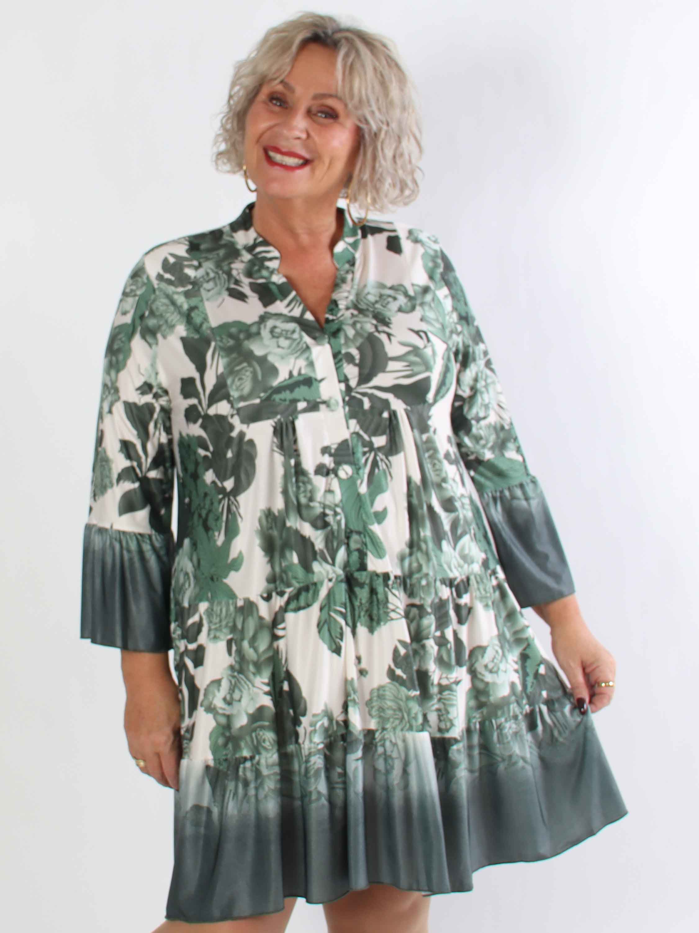 Milania Flower - Elastisk blommig plus size klänning med volanglager