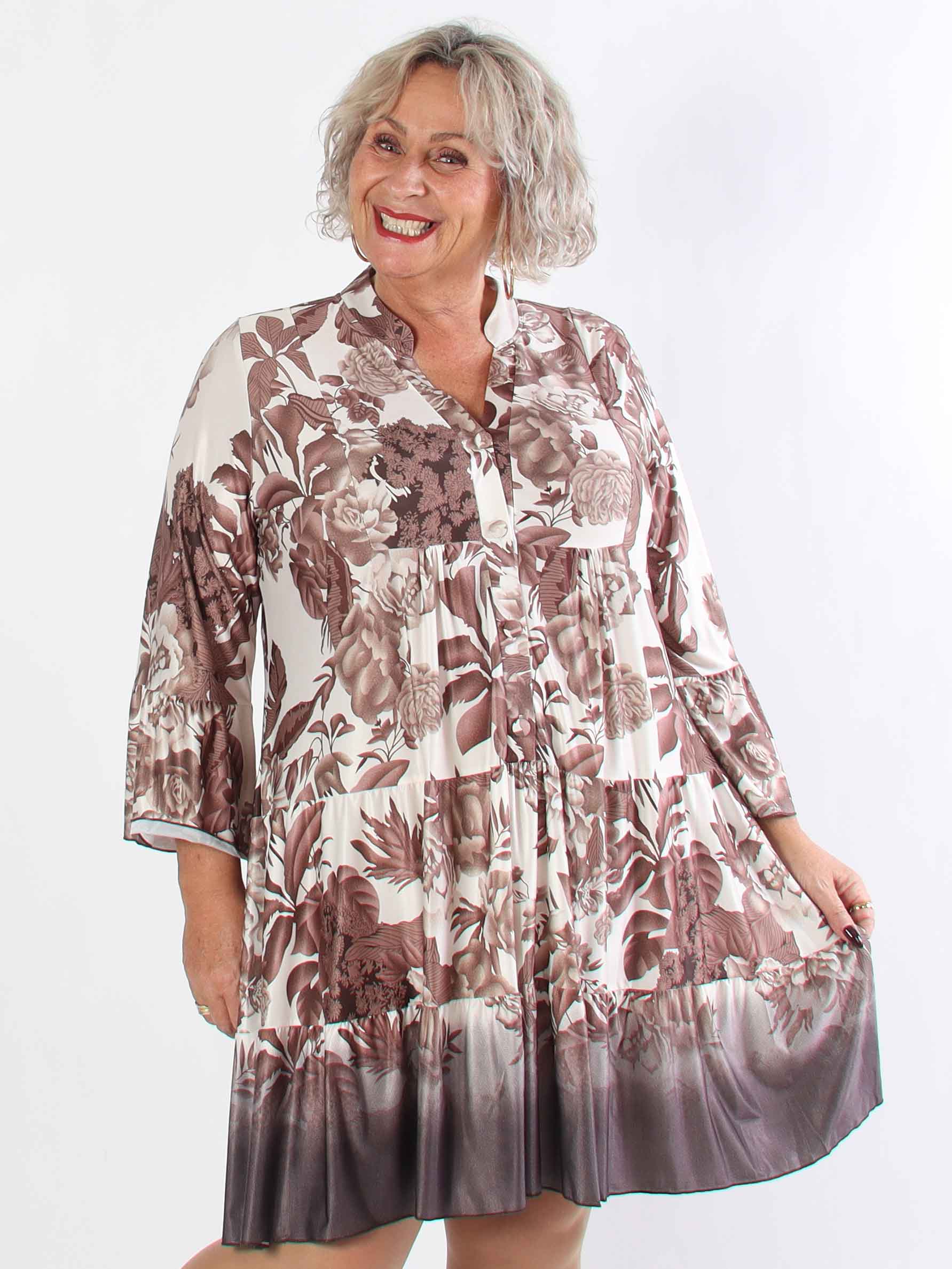 Milania Flower - Elastisk blommig plus size klänning med volanglager