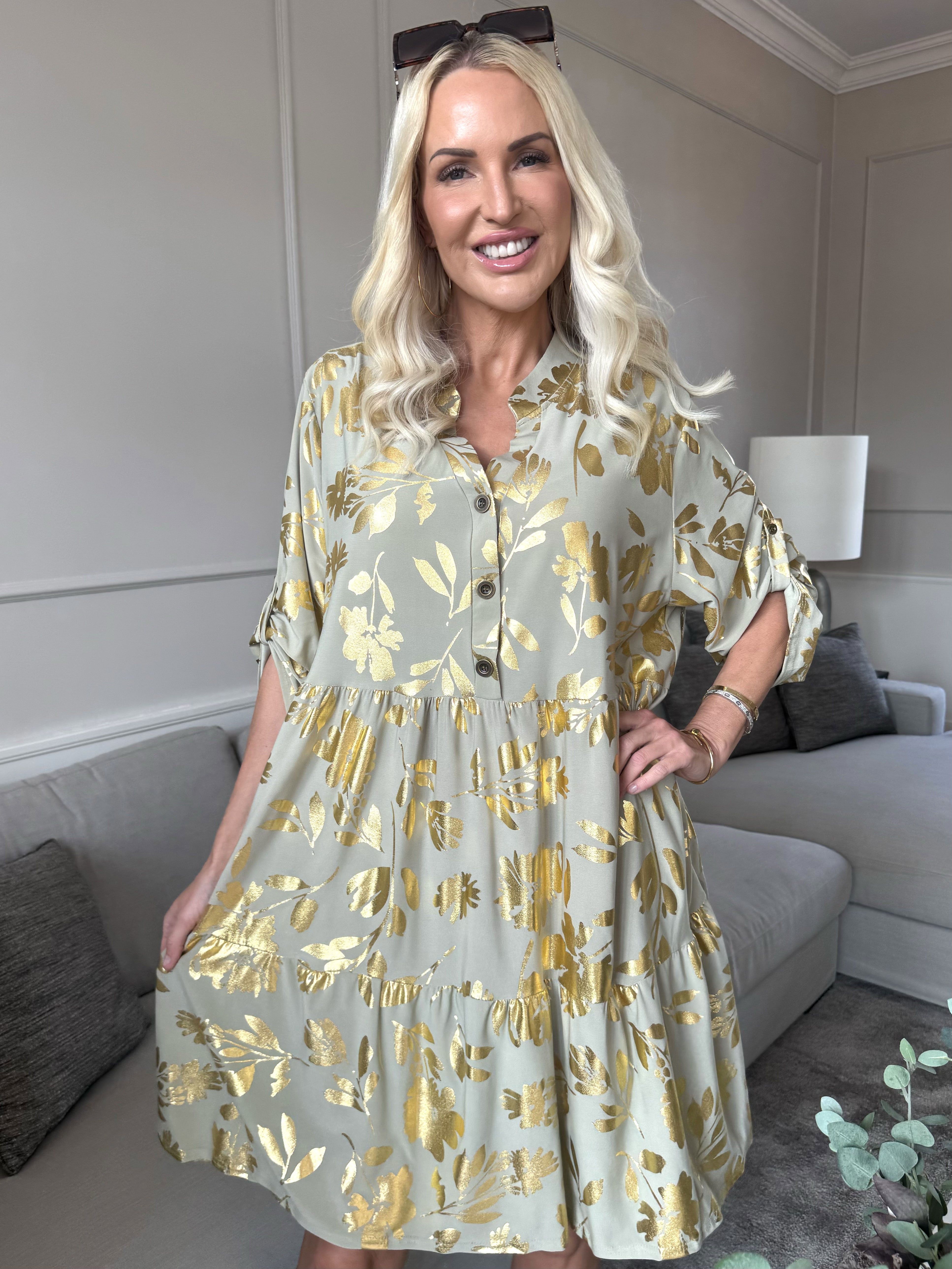 Milano Gold Flower Midi - Klänning med guldblad och lager-på-lager-look