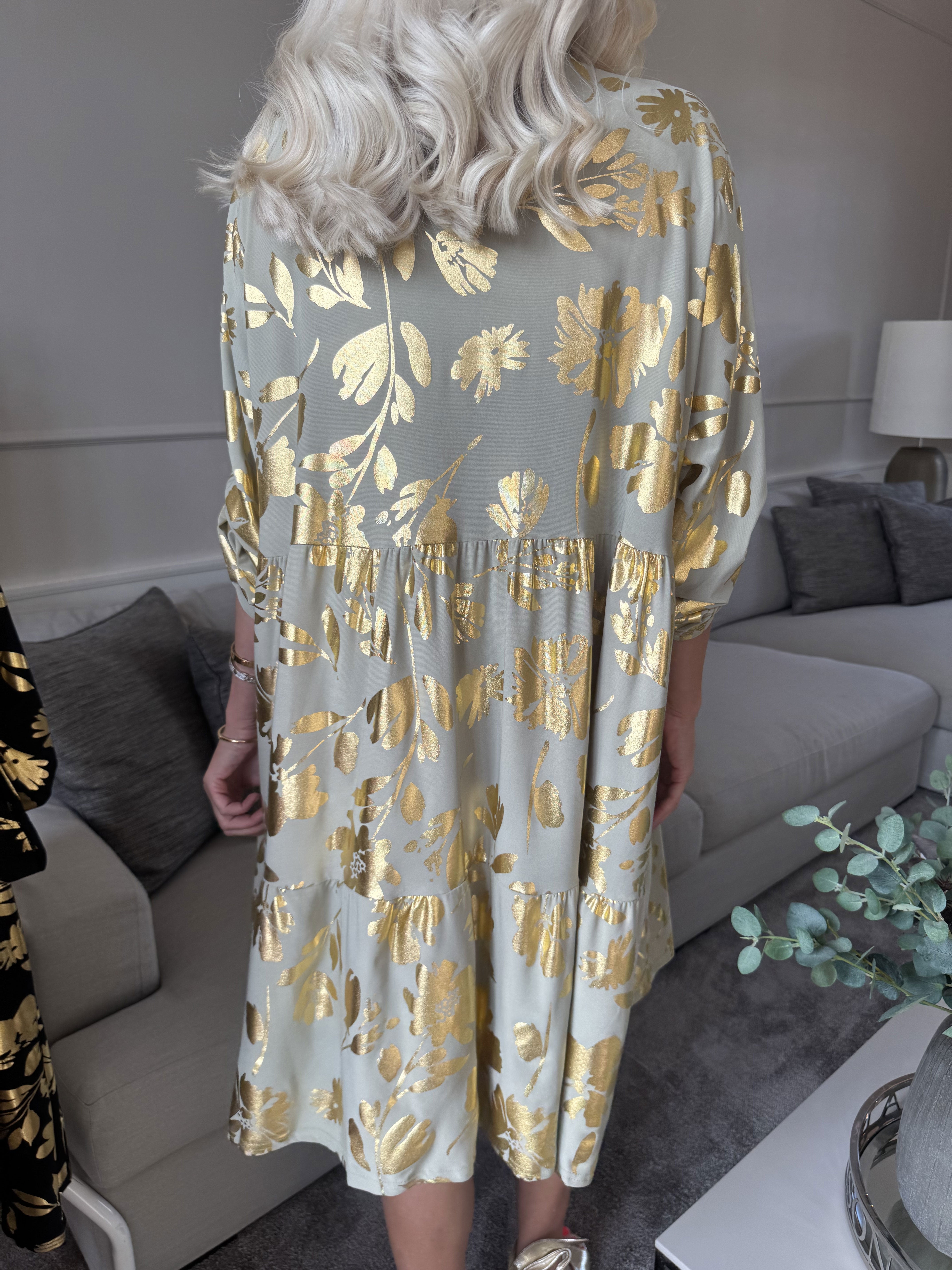 Milano Gold Flower Midi - Klänning med guldblad och lager-på-lager-look