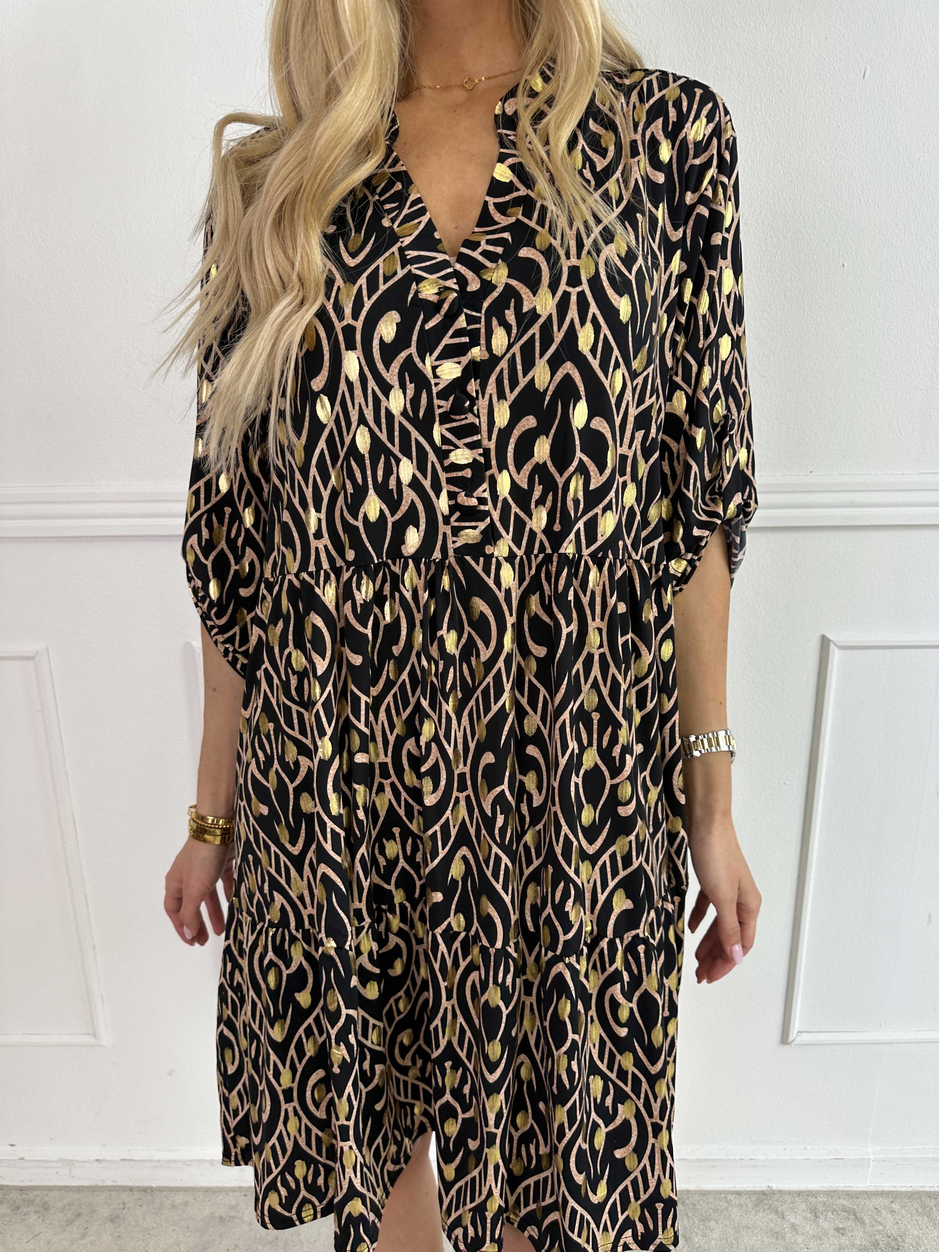 Milano Boho Midi - Mönstrad klänning med guldfärgade prickar och lager-på-lager-look