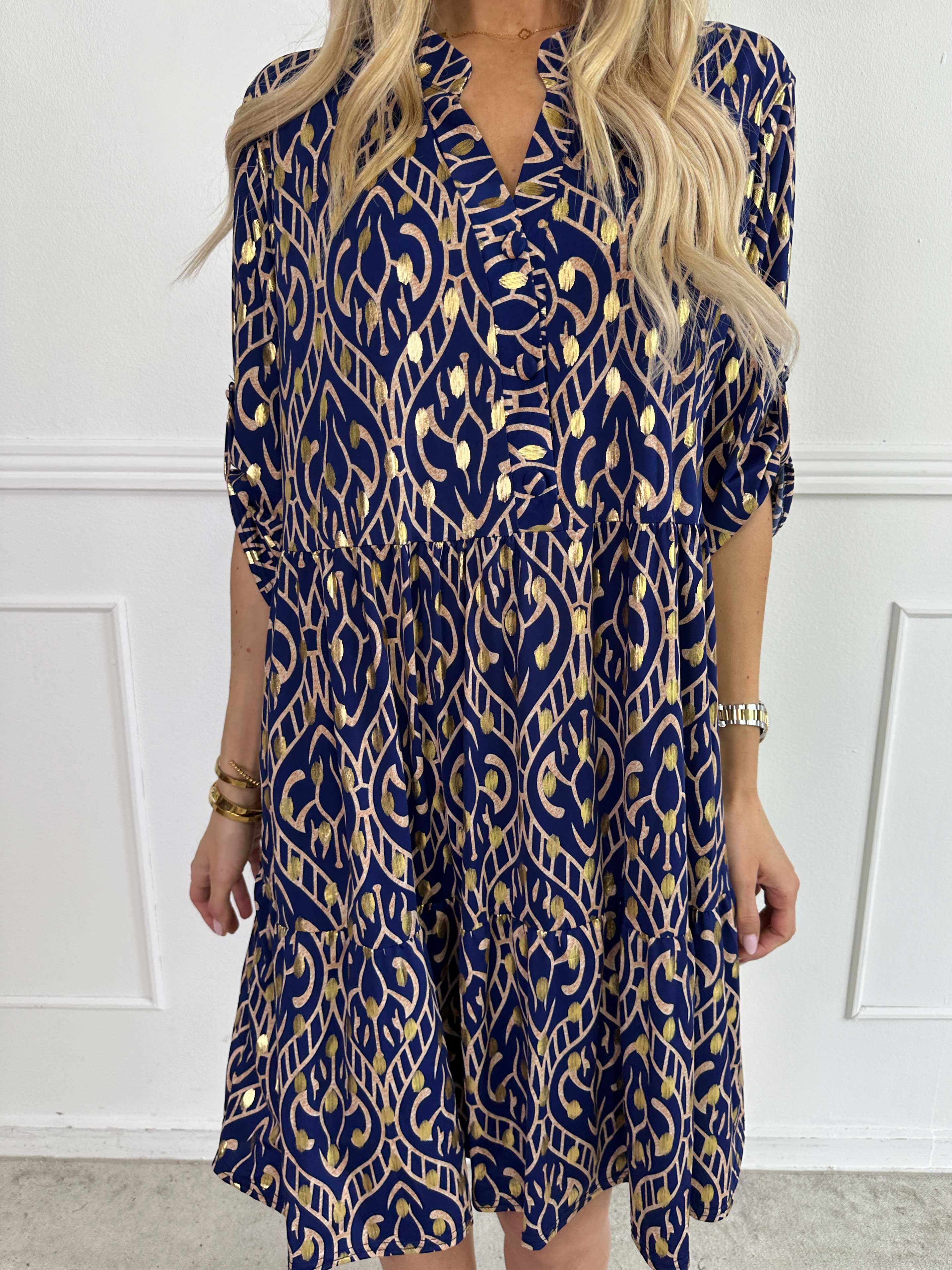 Milano Boho Midi - Mönstrad klänning med guldfärgade prickar och lager-på-lager-look
