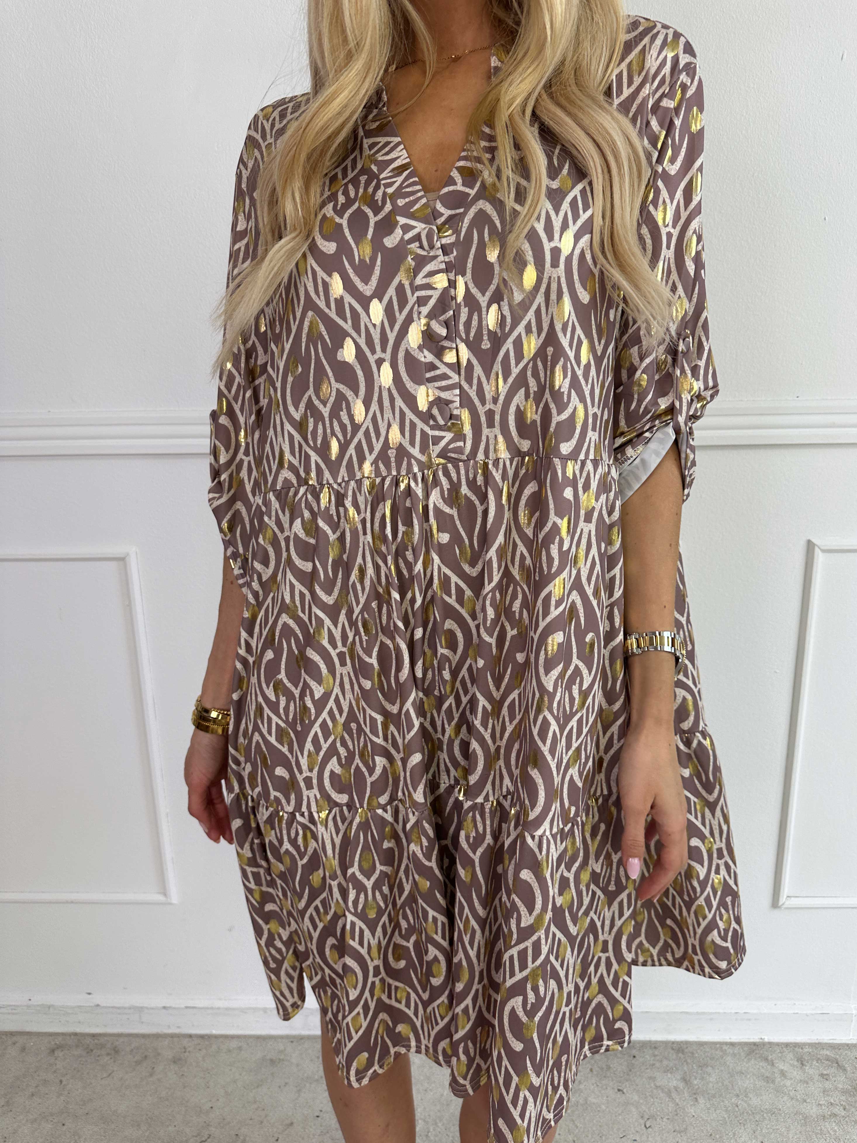 Milano Boho Midi - Mönstrad klänning med guldfärgade prickar och lager-på-lager-look