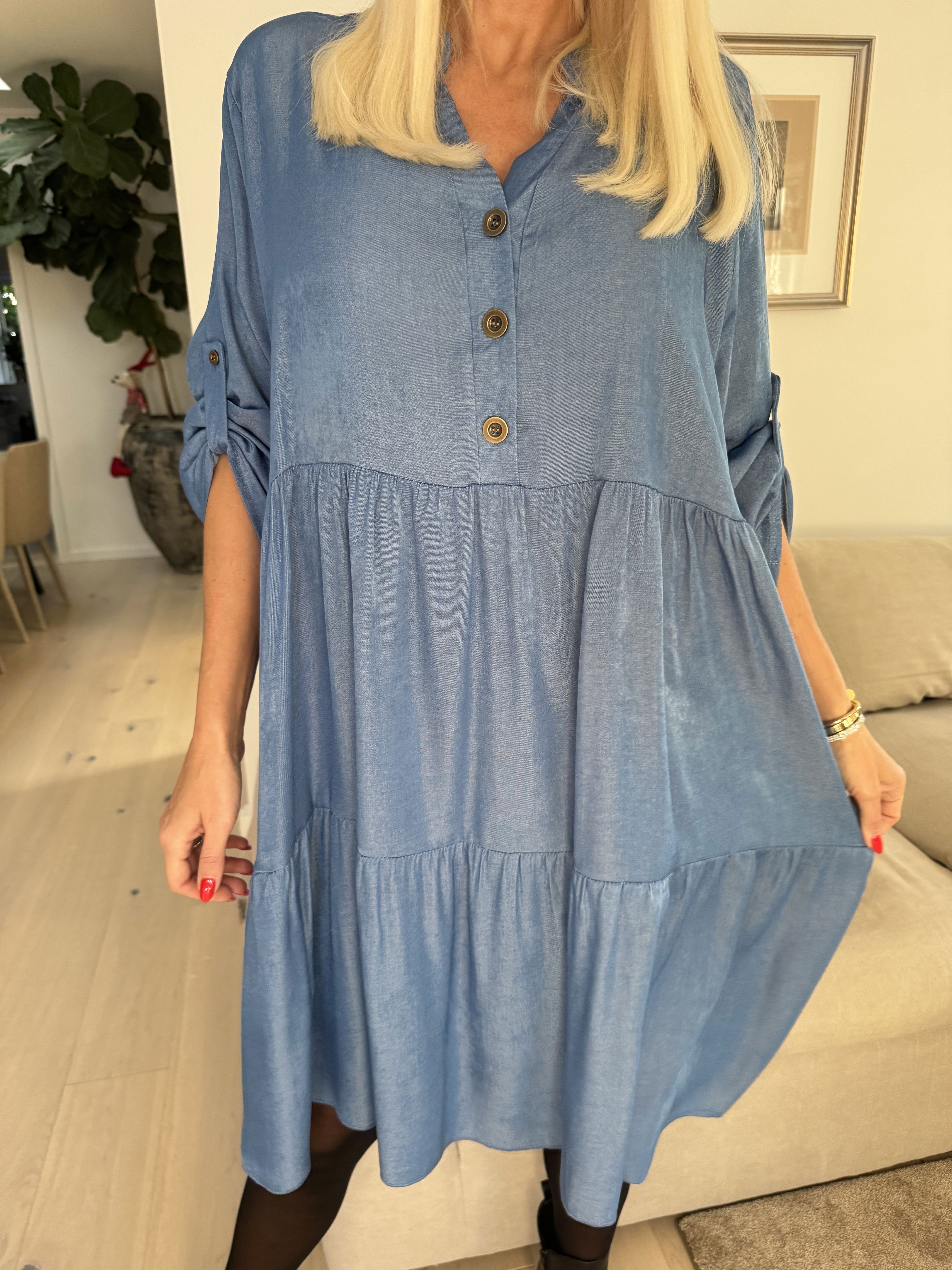 Milano Denim Midi - Söt viskosklänning med lager-på-lager-look