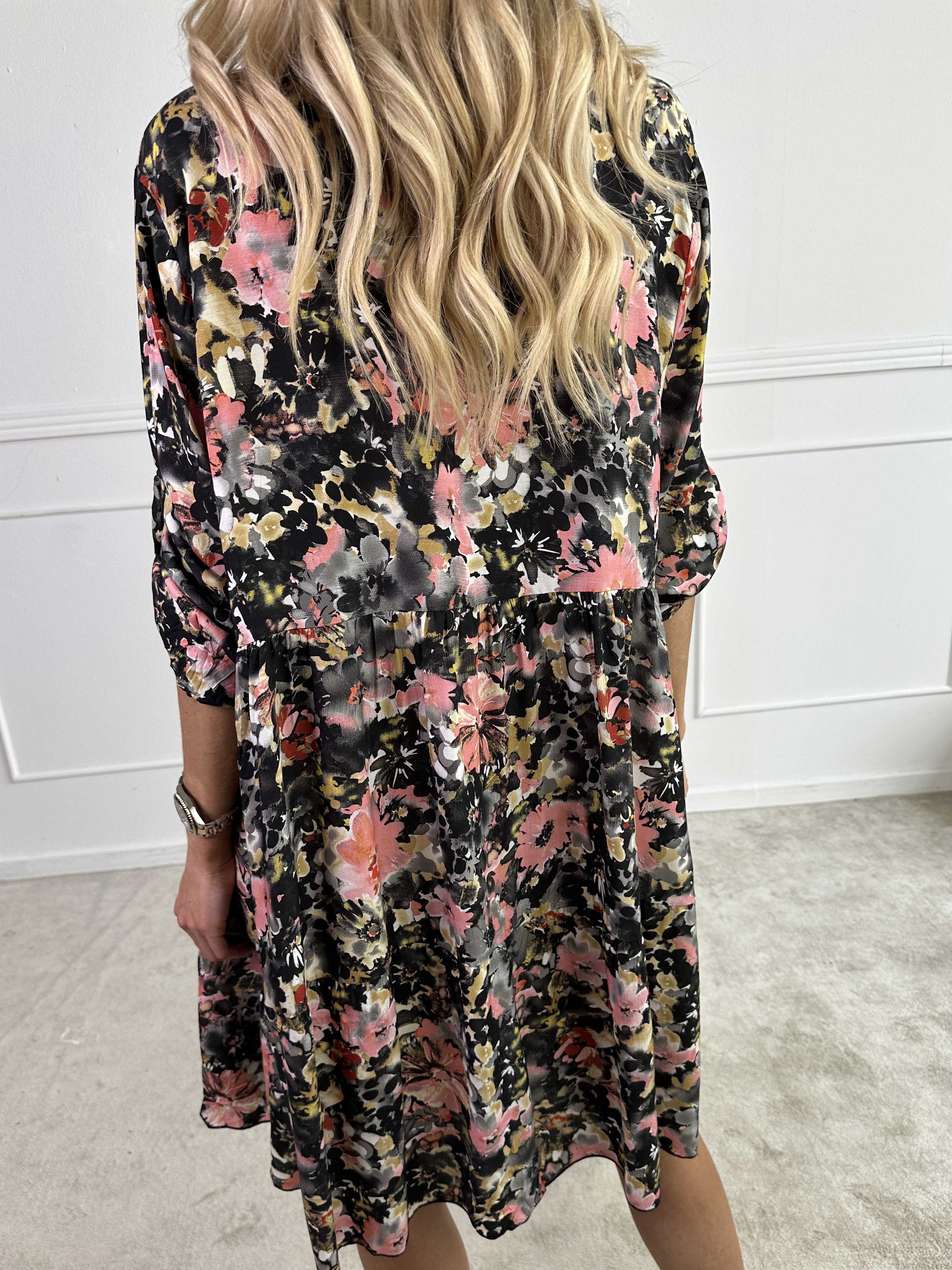 Milano Floral Viscose Midi - Klänning i viskos med blomstermönster