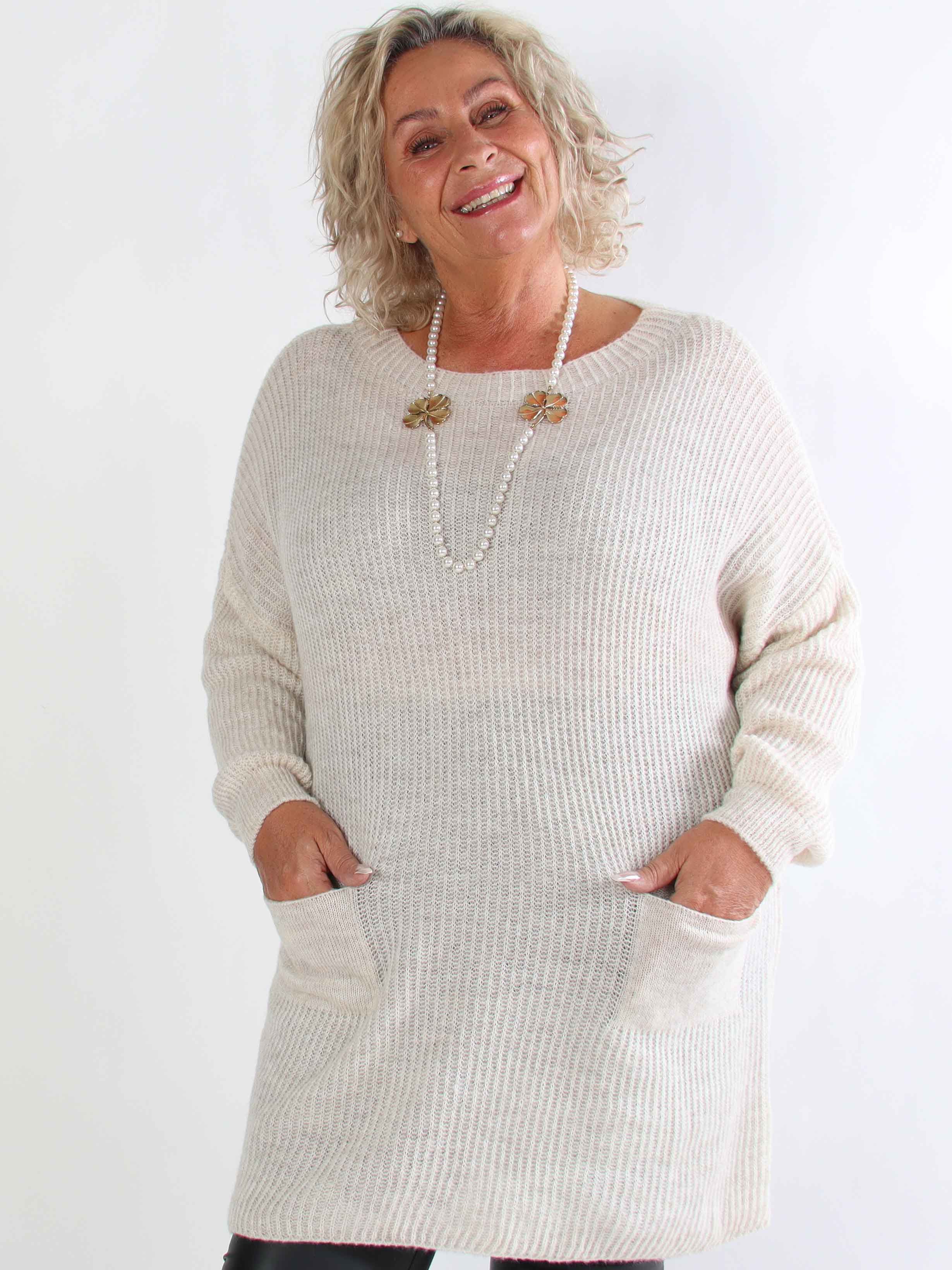 Miranda - Stickad plus size klänning med fickor framtill