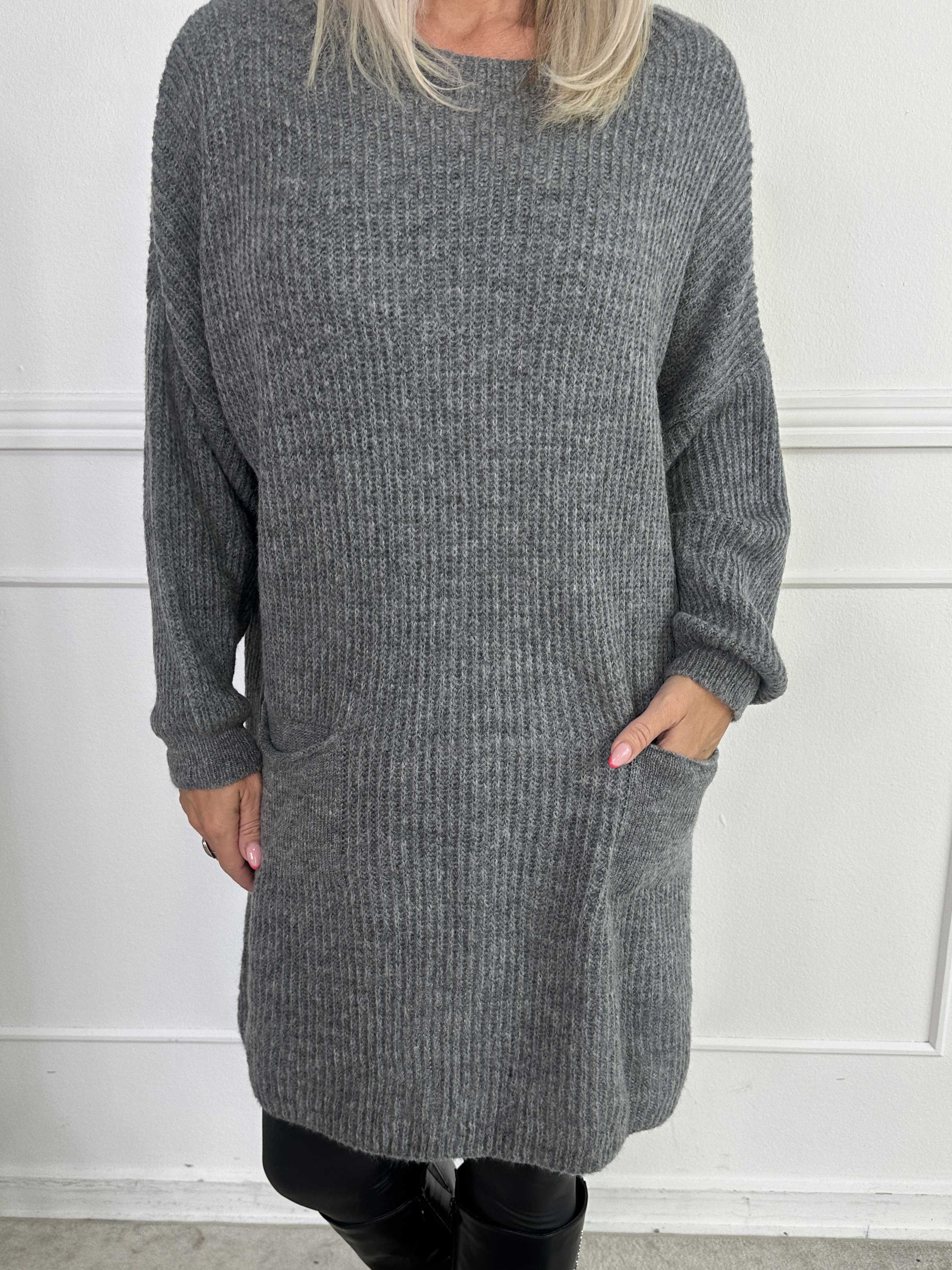 Miranda - Stickad klänning med fickor framtill