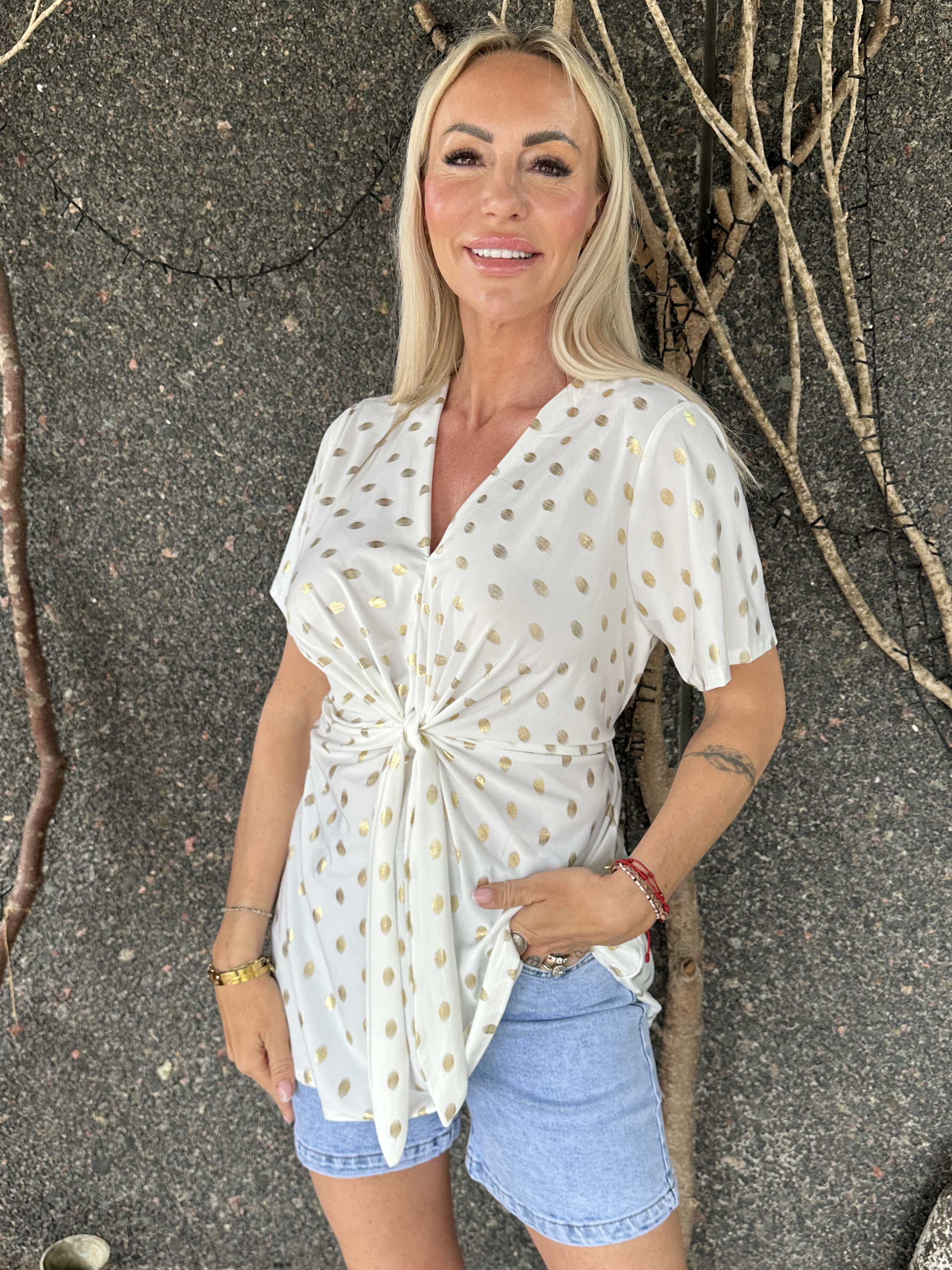 Molly Dot Shirt - Elastisk blus med fin knytdetalj framtill
