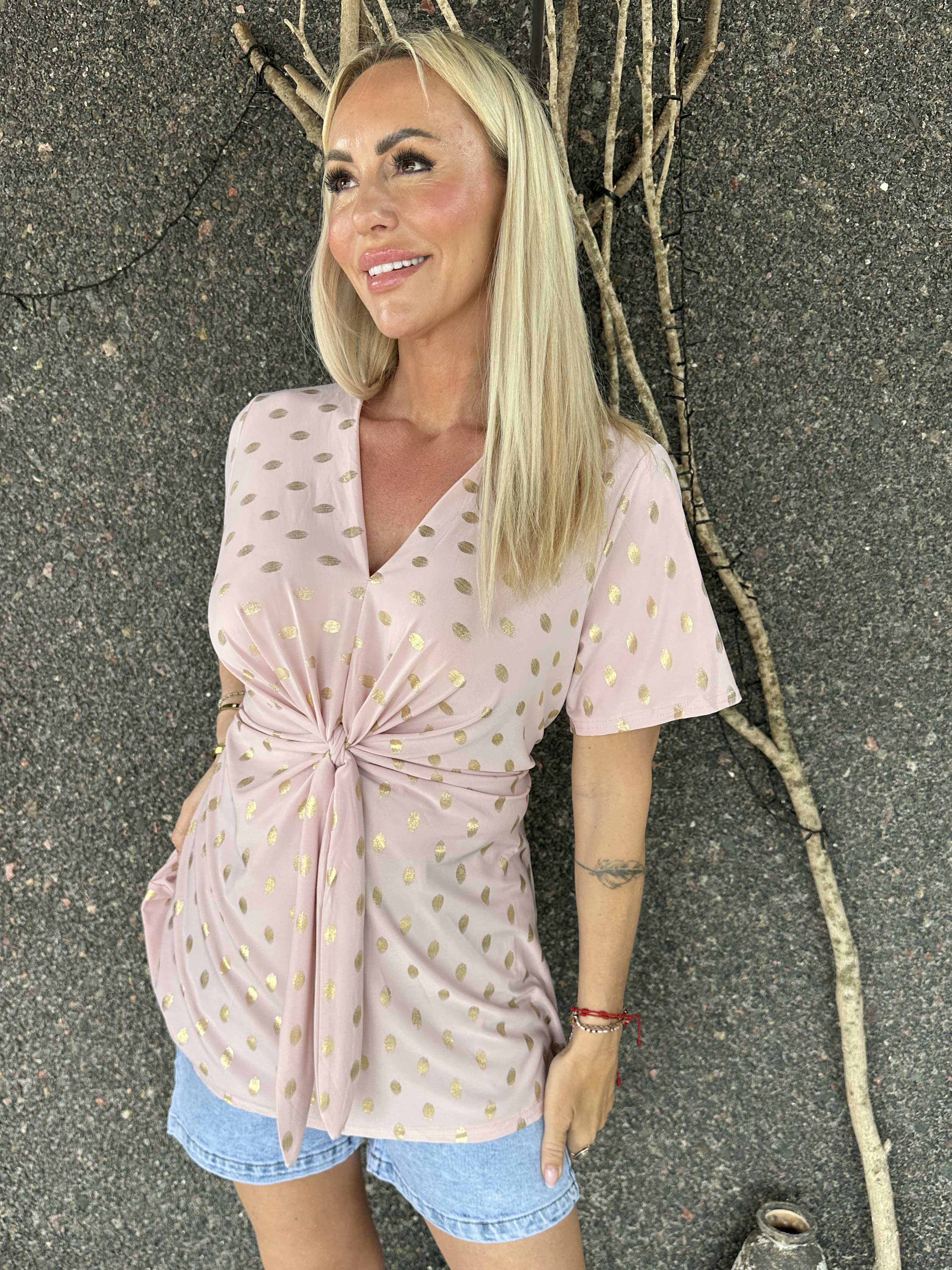 Molly Dot Shirt - Elastisk blus med fin knytdetalj framtill