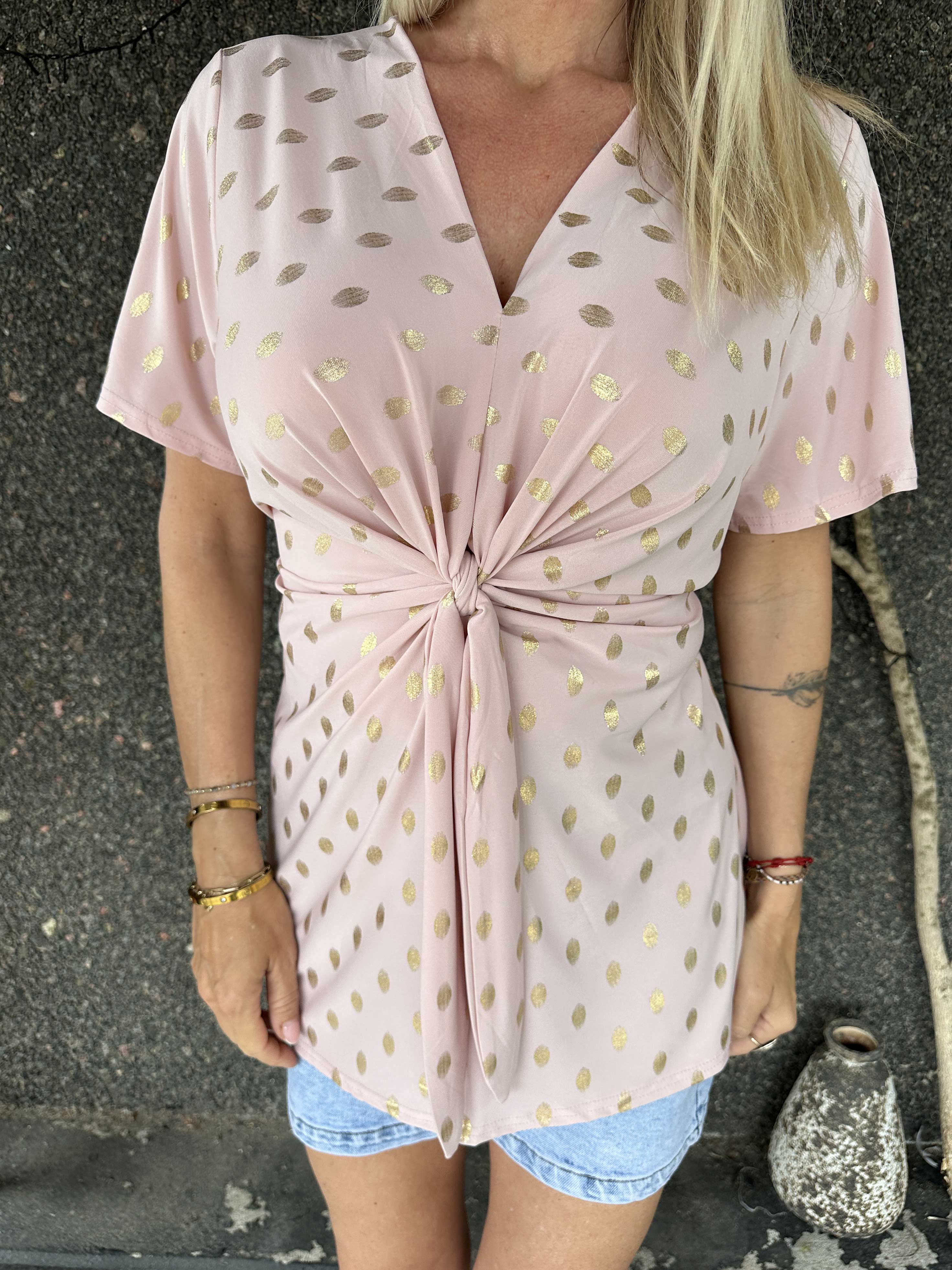 Molly Dot Shirt - Elastisk blus med fin knytdetalj framtill