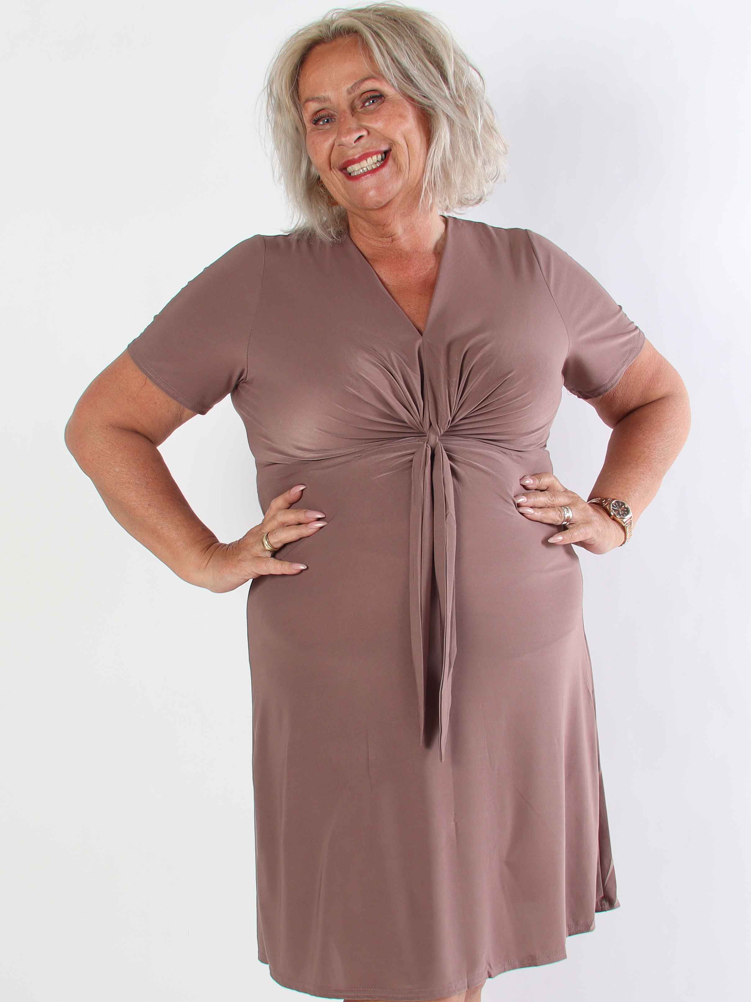 Molly Plain Short - Elastisk plus size klänning med fin knytdetalj framtill