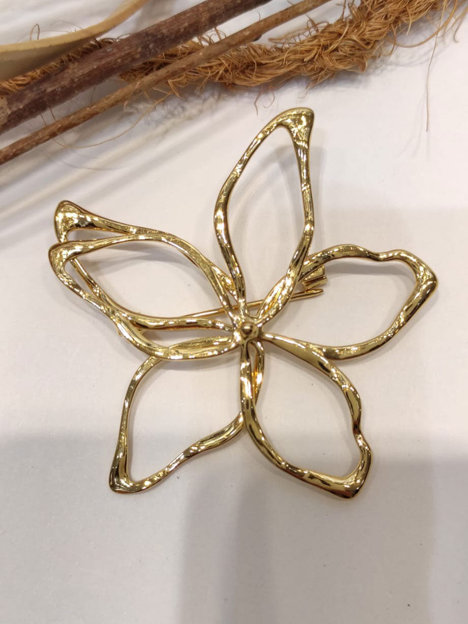Myrina - Guldfärgad brosch med blomma