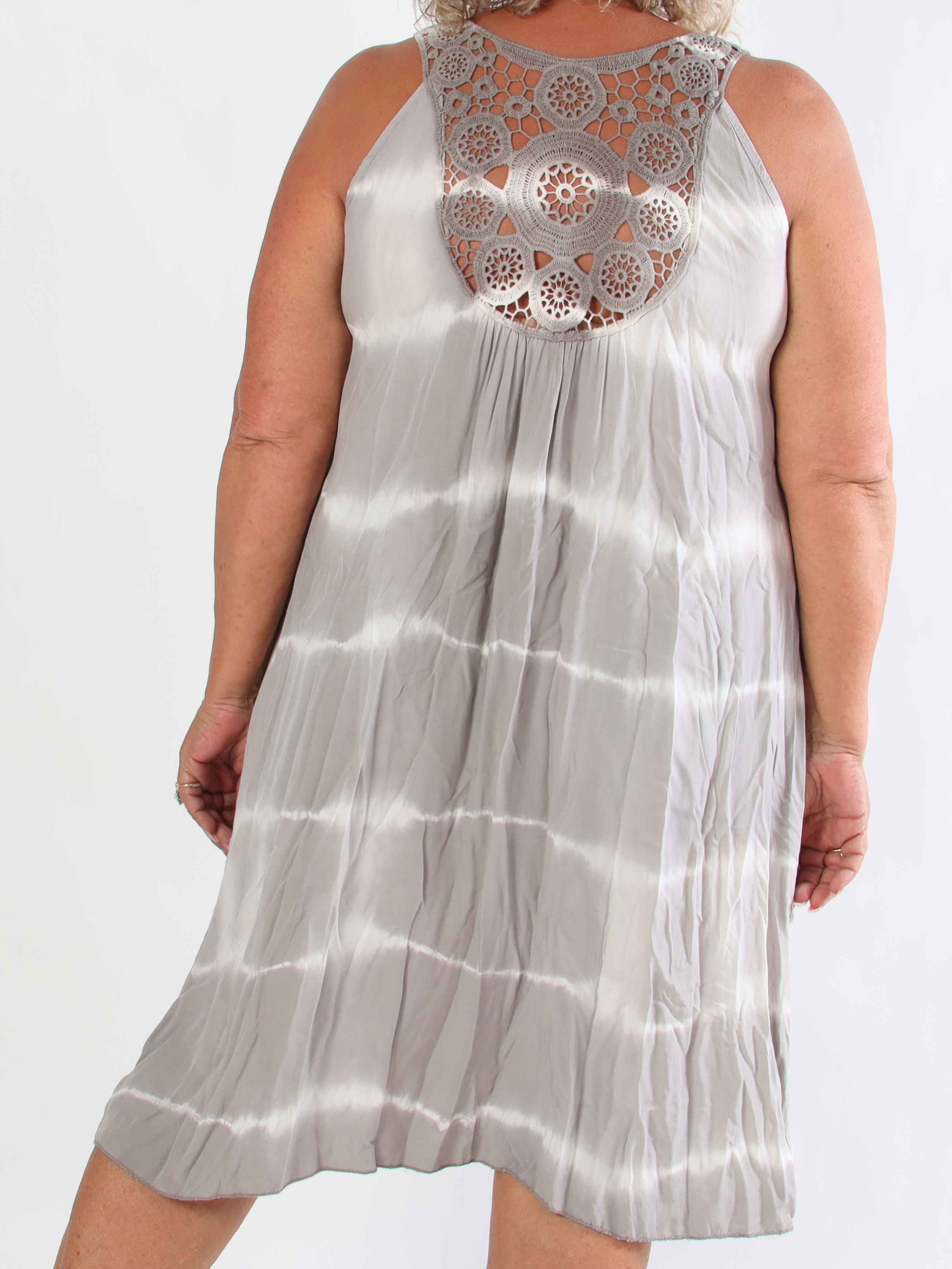Nabila - Plus size sommerkjole i bomuld med batikmønster og broderet ryg