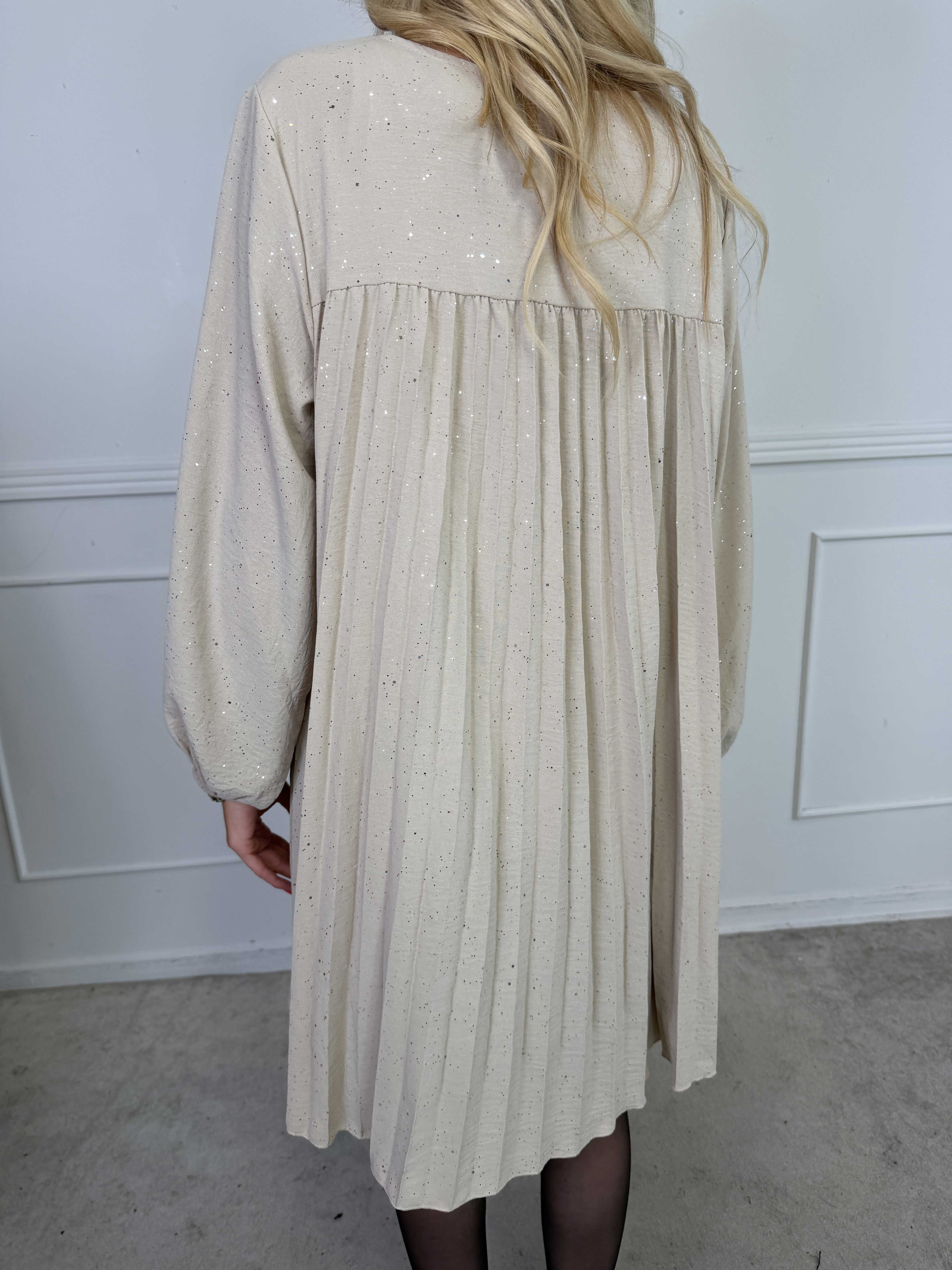 Nancy Glitter Short L/S - Plisserad klänning med fickor och glitter