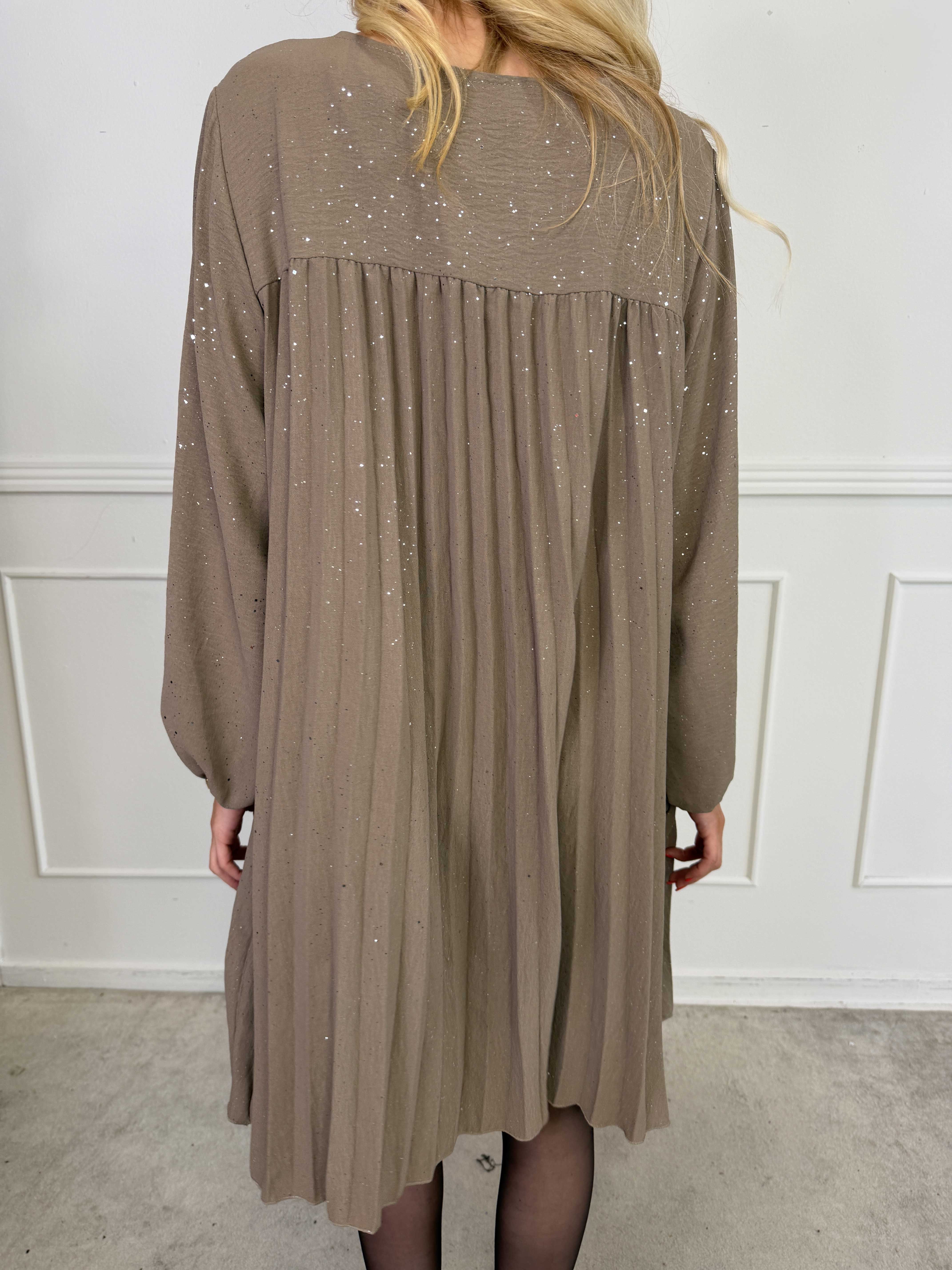 Nancy Glitter Short L/S - Plisserad klänning med fickor och glitter