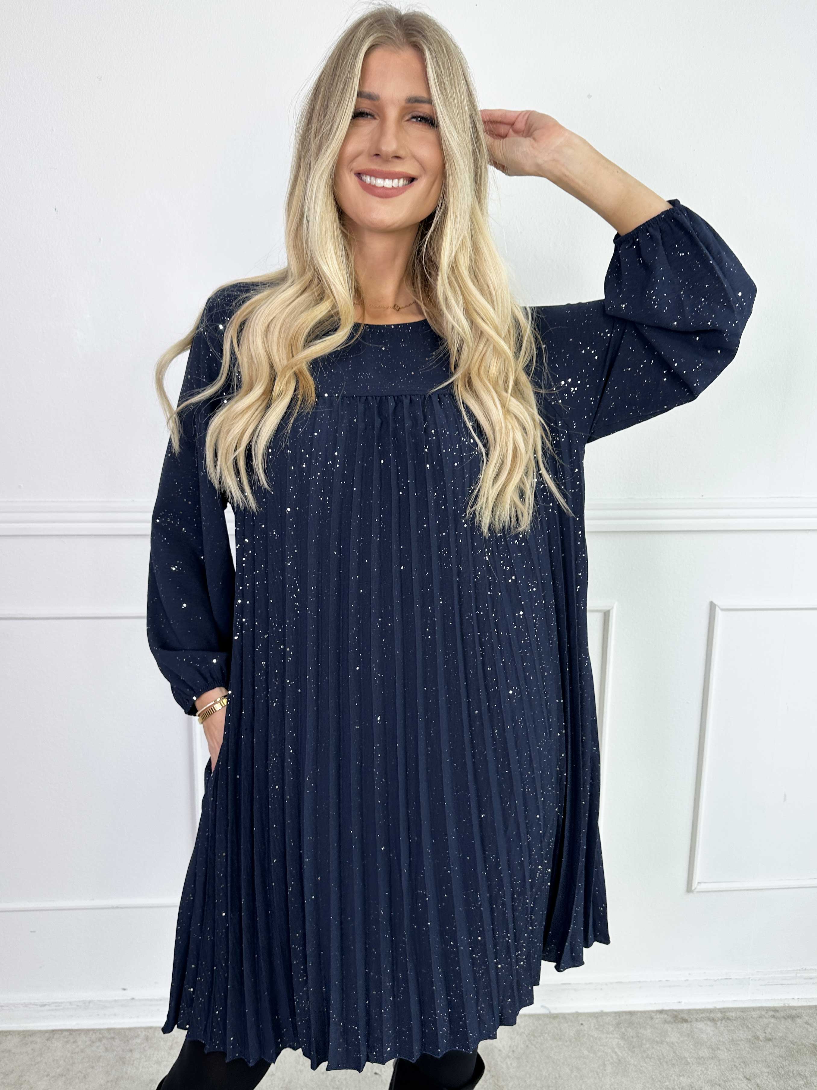 Nancy Glitter Short L/S - Plisserad klänning med fickor och glitter