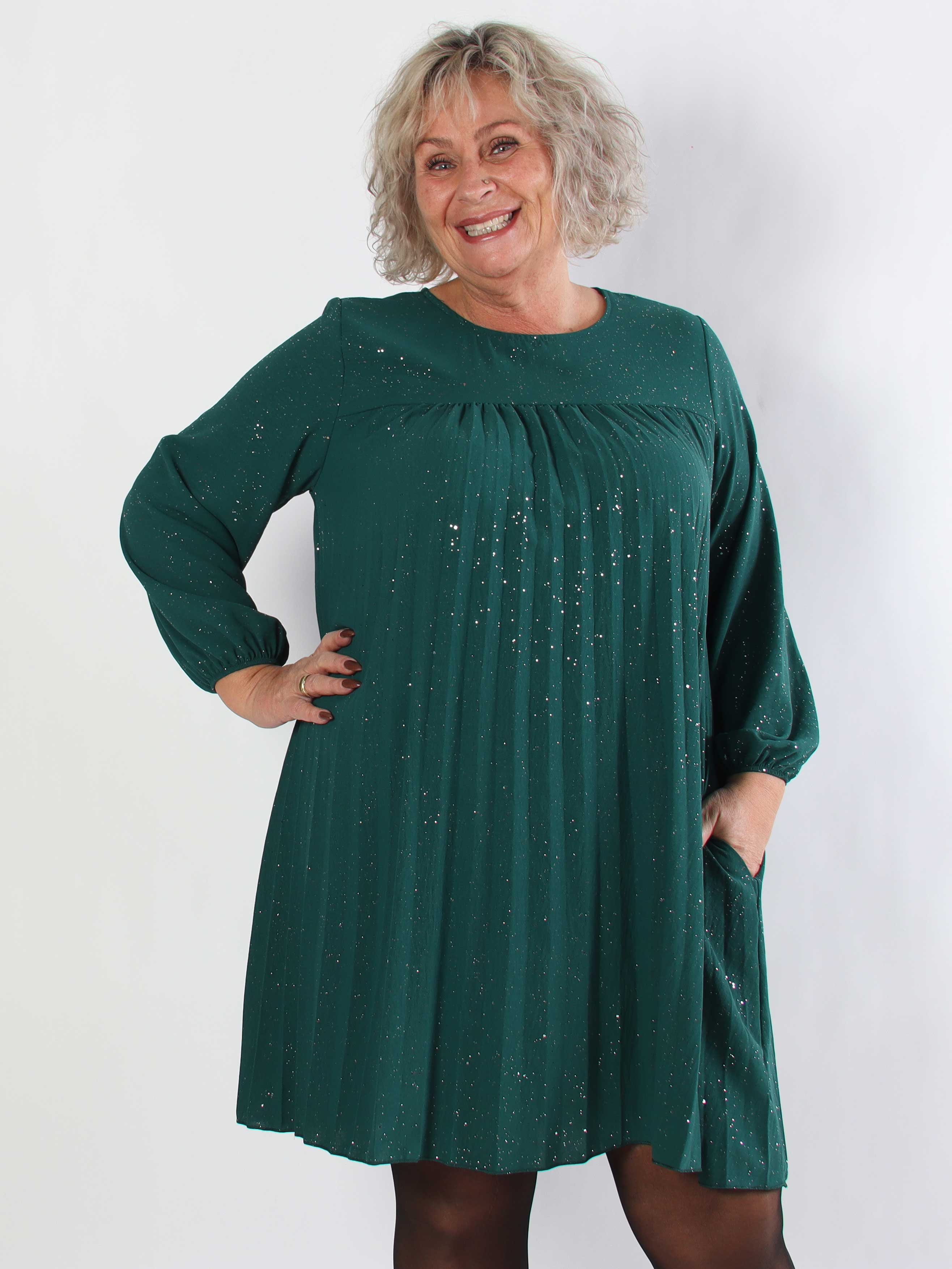 Nancy Glitter Short L/S - Plisserad plus size klänning med fickor och glitter