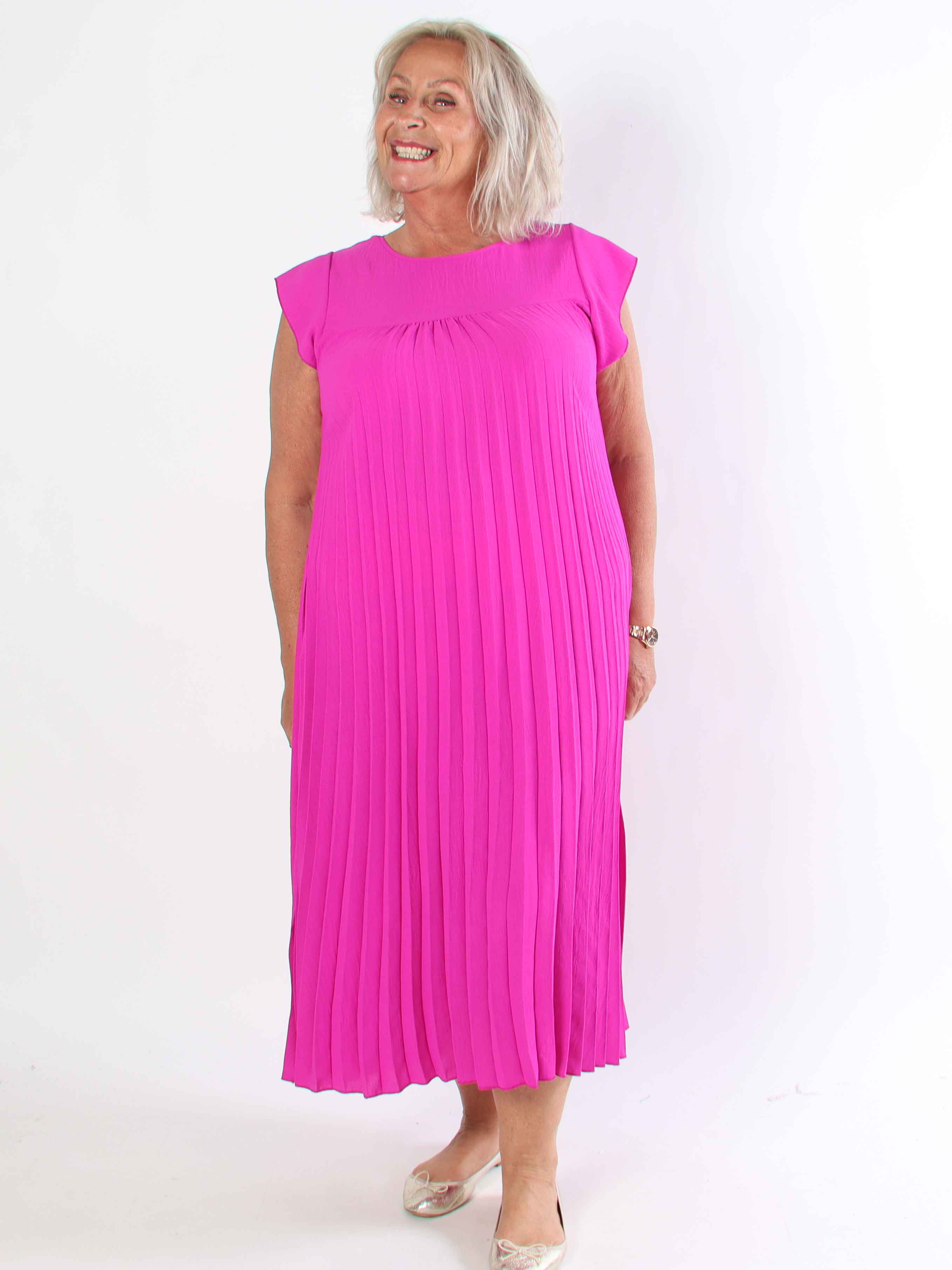 Nancy - Lång plus size klänning med veck och volangärmar