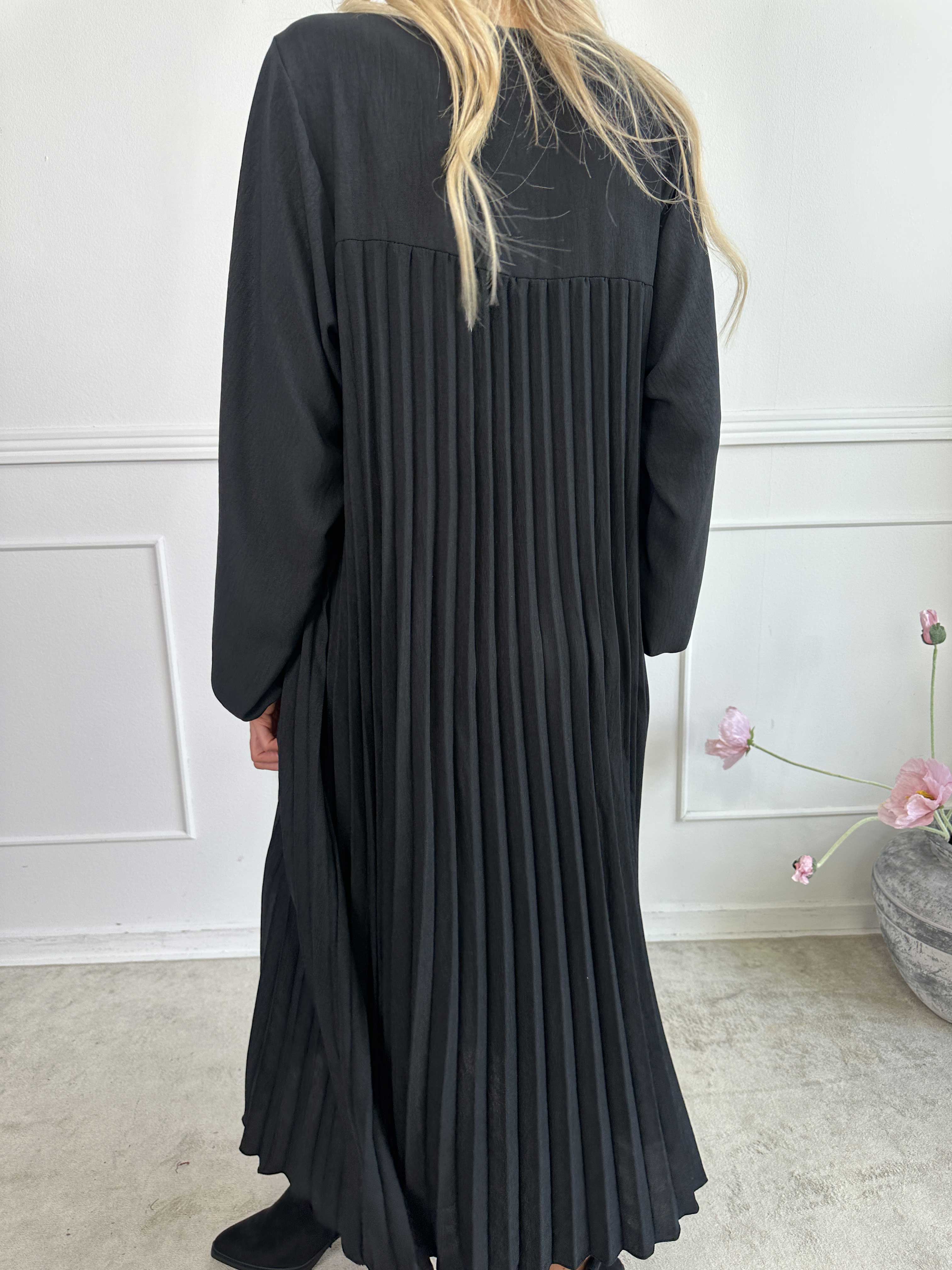 Nancy Long Sleeve - Lång klänning med plissering och fickor