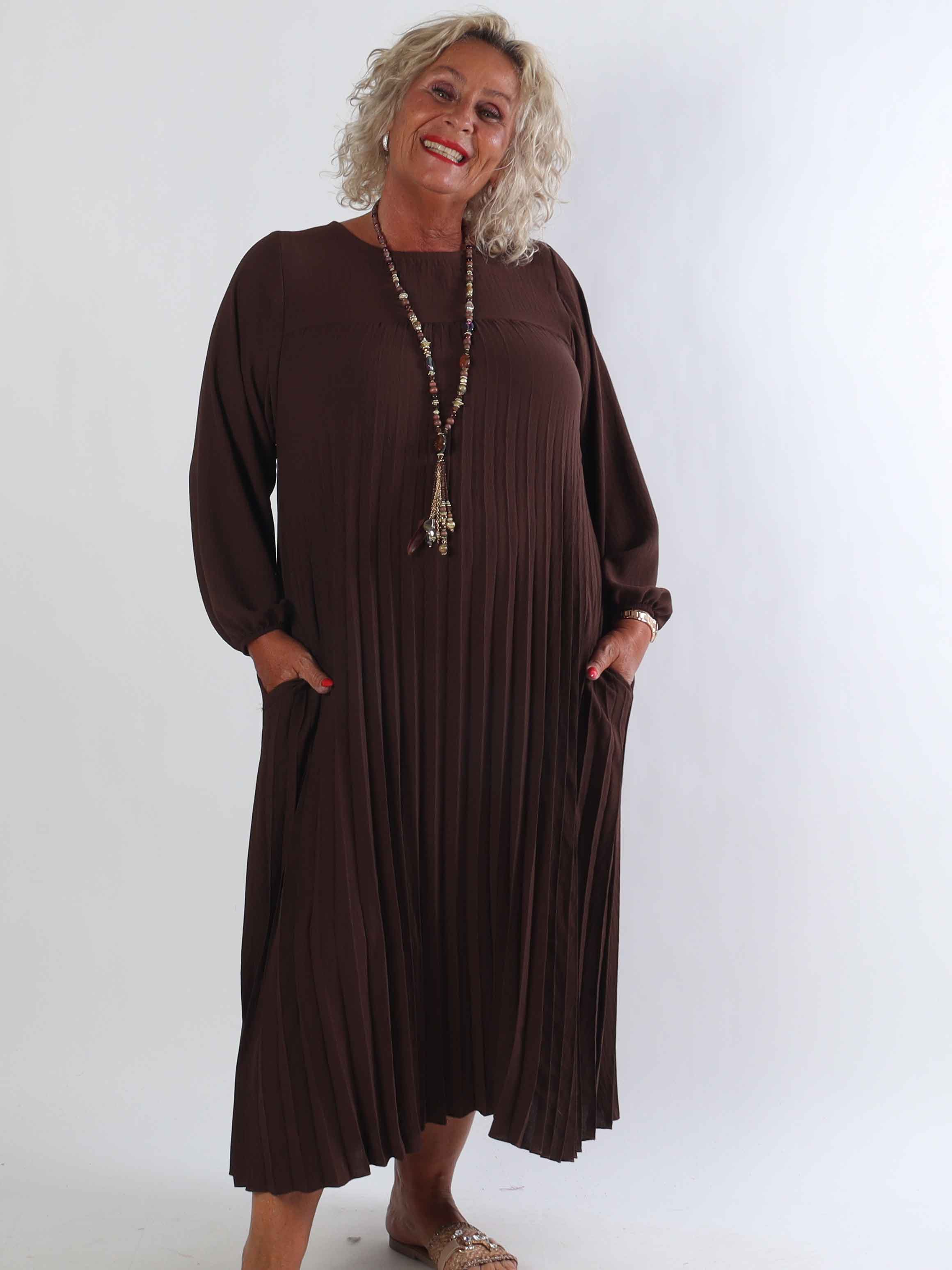 Nancy Long Sleeve - Lång plus size klänning med plissering och fickor