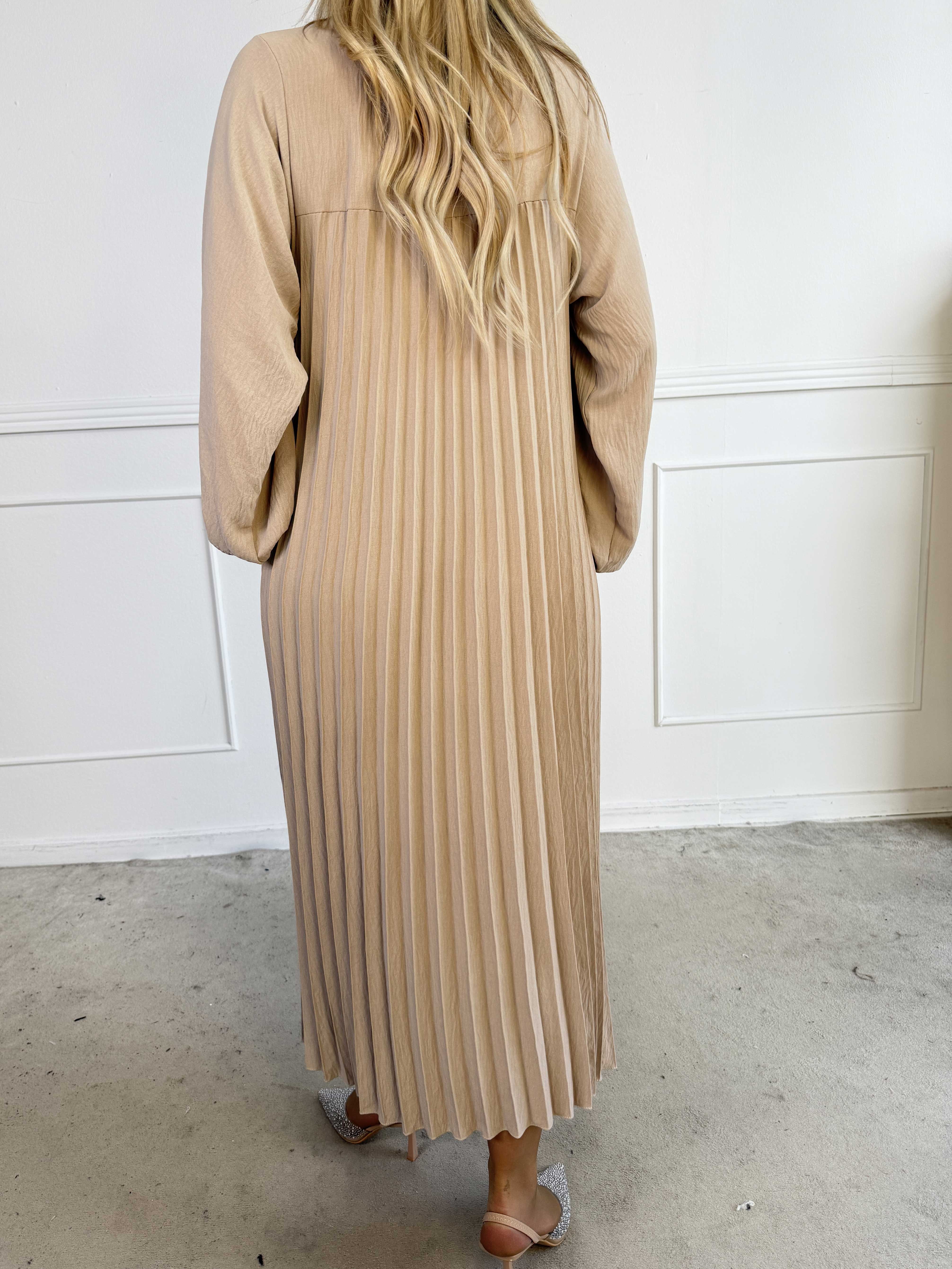 Nancy Long Sleeve - Lång klänning med plissering och fickor