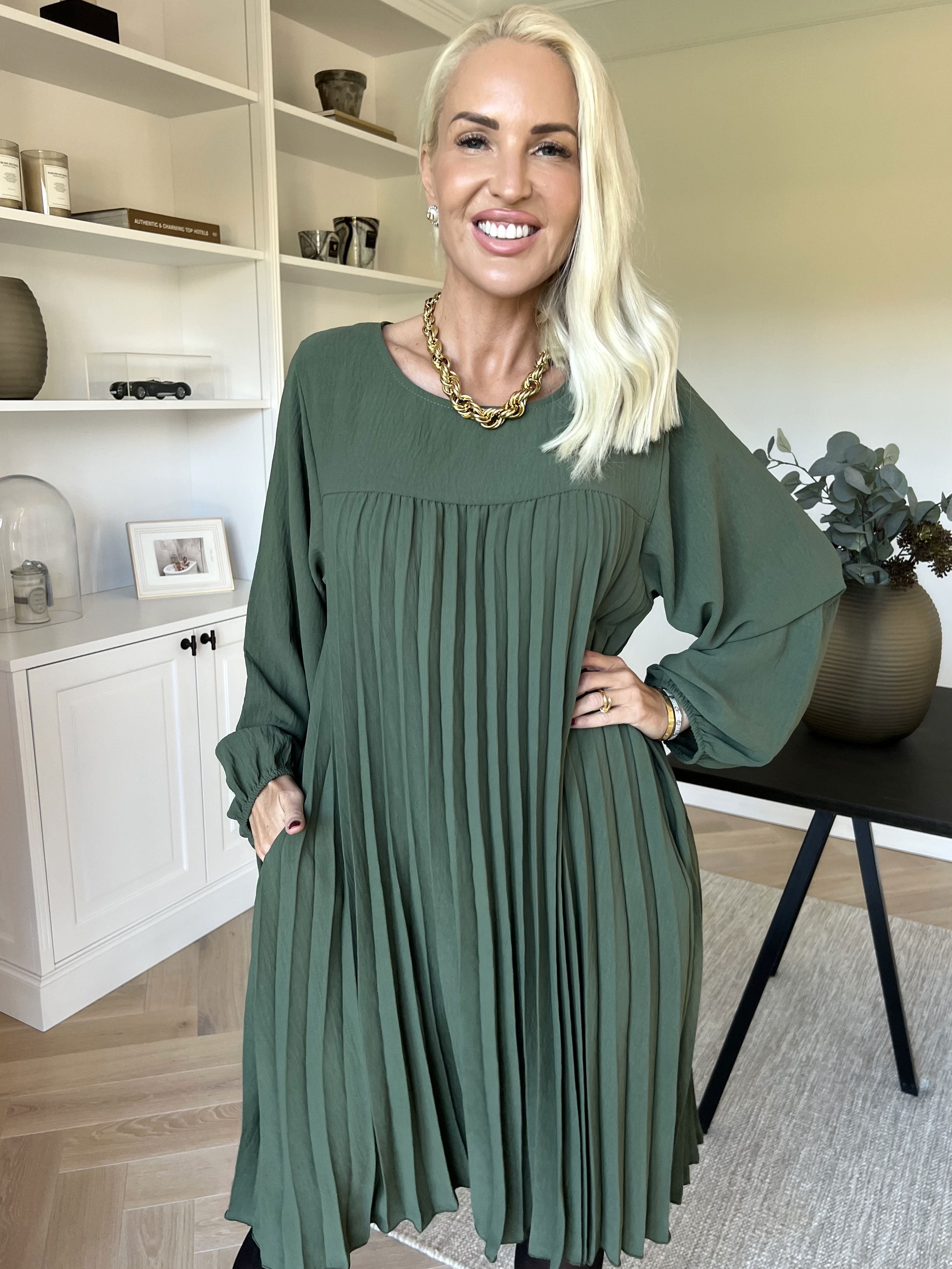 Nancy Short L/S - Klänning med plissering och fickor