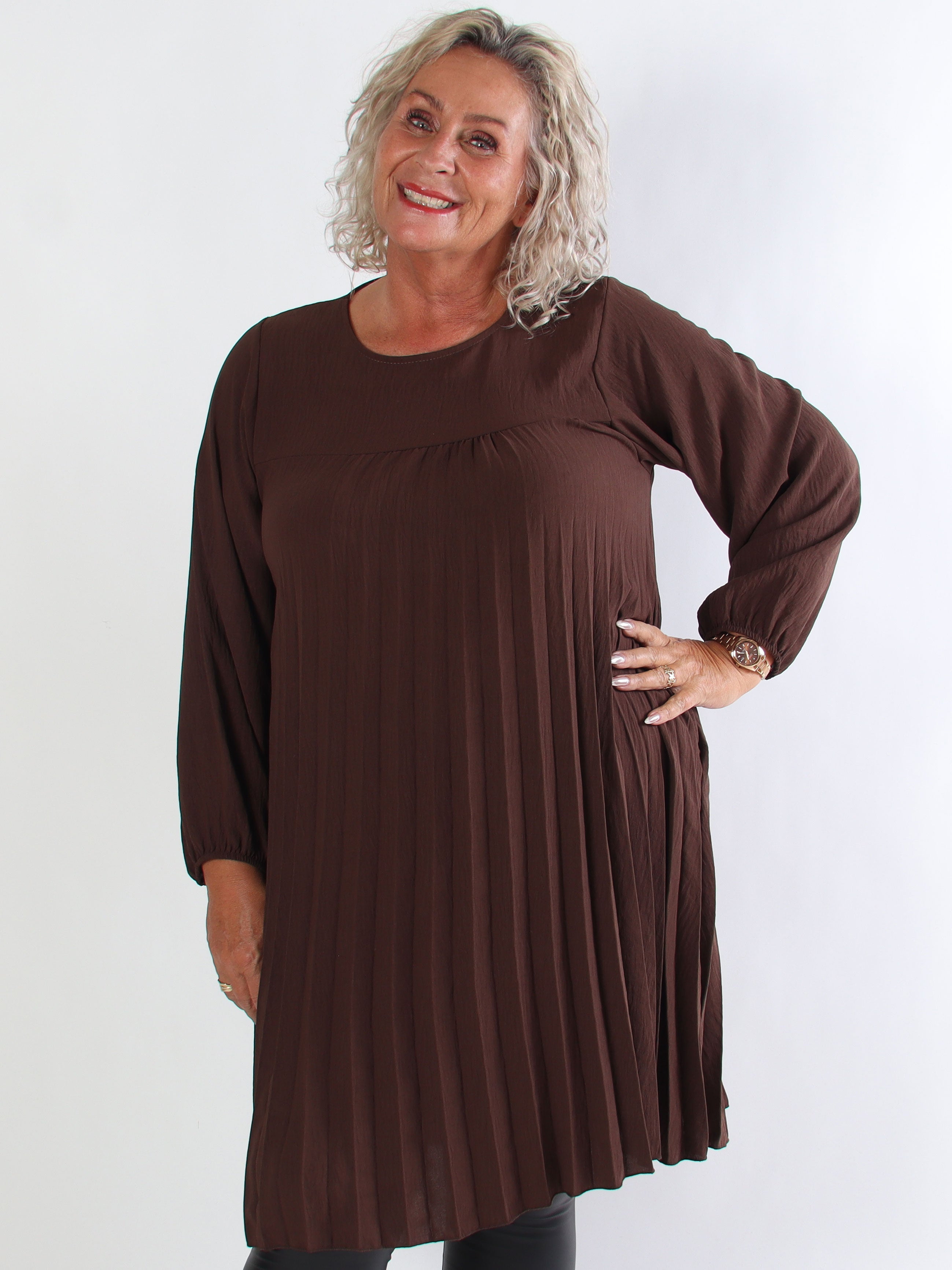 Nancy Short L/S - Plus size klänning med plissering och fickor