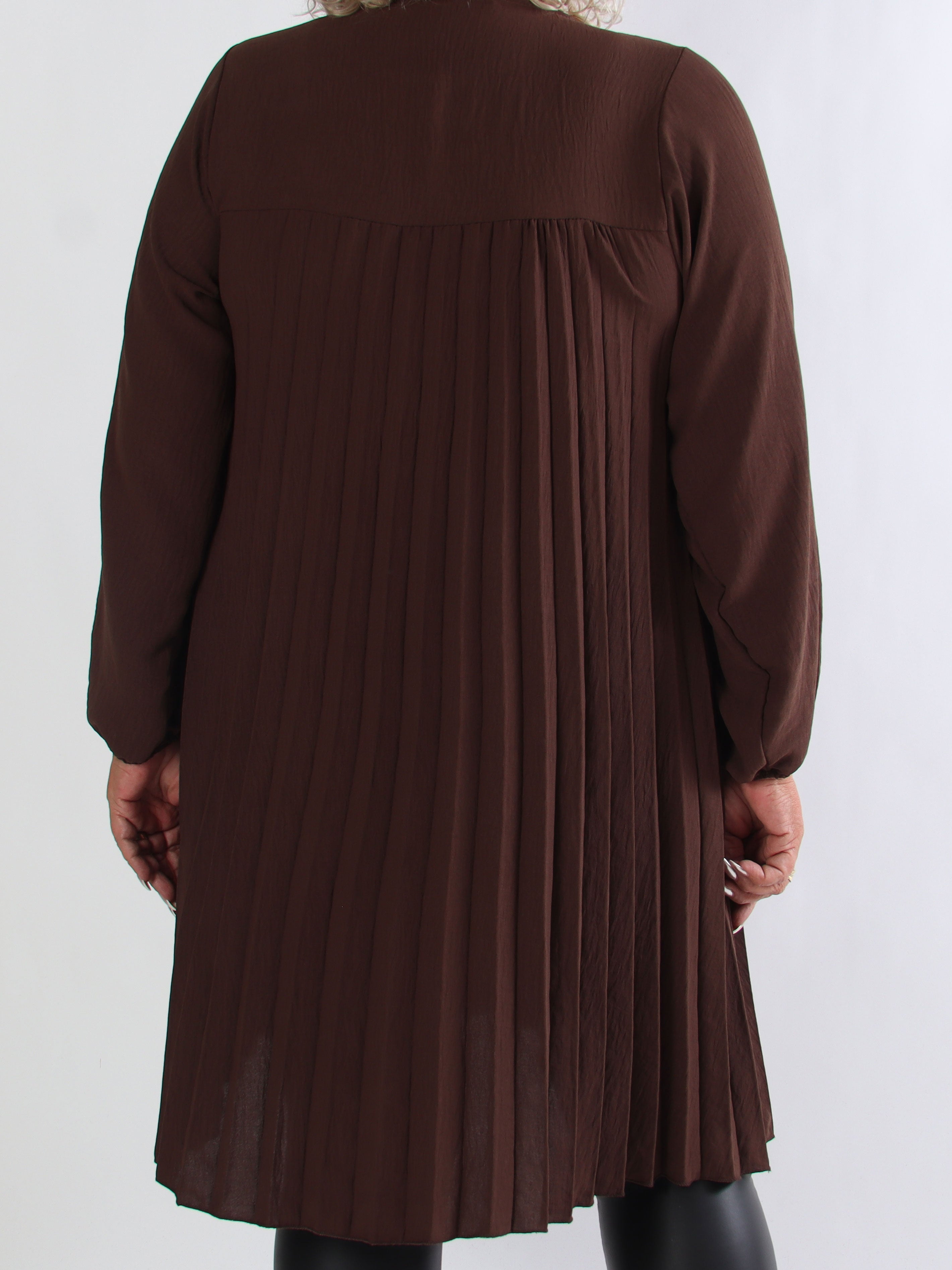 Nancy Short L/S - Plus size klänning med plissering och fickor