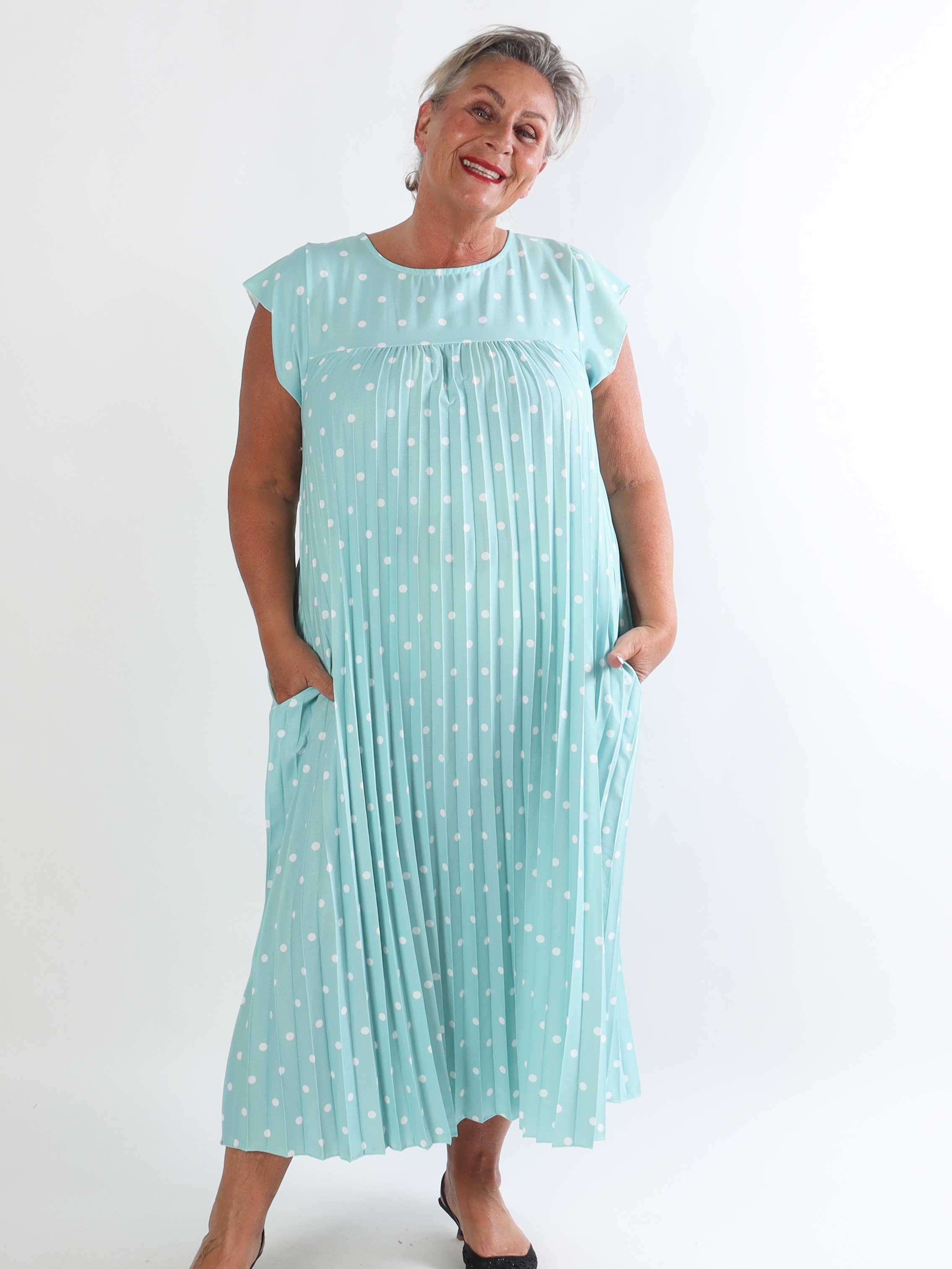 Nancy Dot - Lang plisseret plus size kjole med prikker og lommer